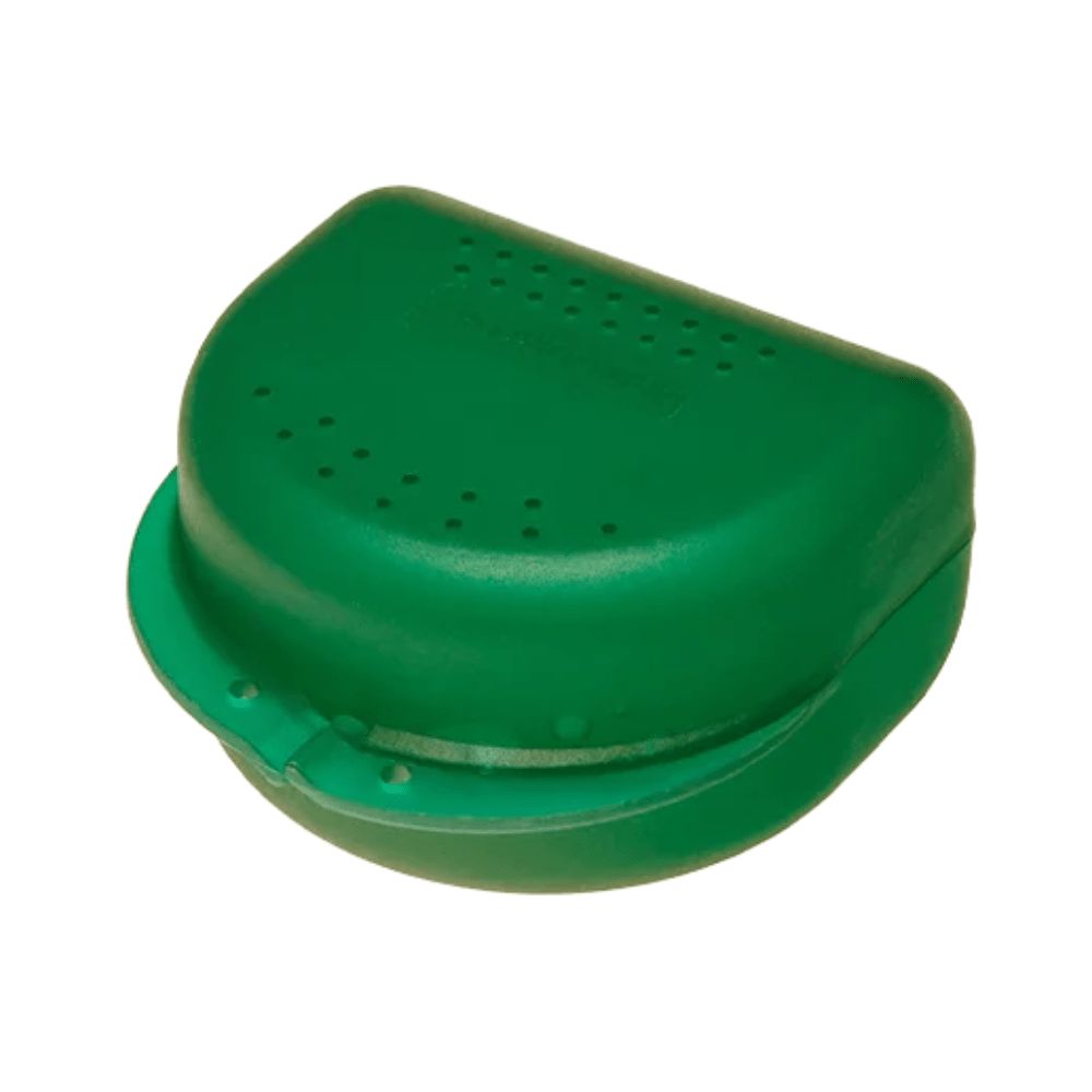Grüne Zahnspangenbox mit abgerundeter Form. Oberteil mit Löchern. Unterteil mit umlaufendem Rand. Geschlossene Ansicht.