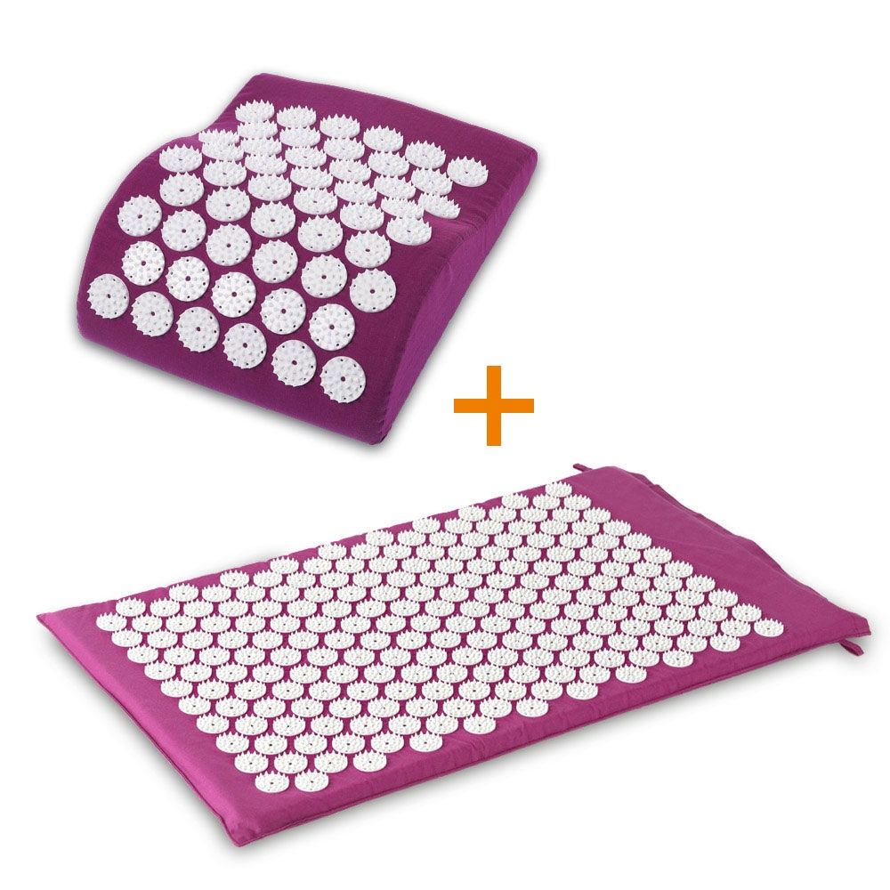 Set aus lilafarbener Matte und Kissen mit weißen Noppen. Kissen mit gebogener Form. Matte rechteckig.