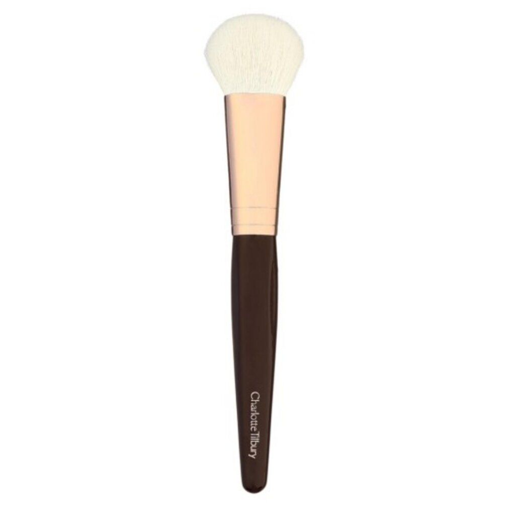 Runder Pinsel mit braunem Griff, goldfarbener Metallhülse und cremefarbenen Borsten. Mit Text 'Charlotte Tilbury'.
