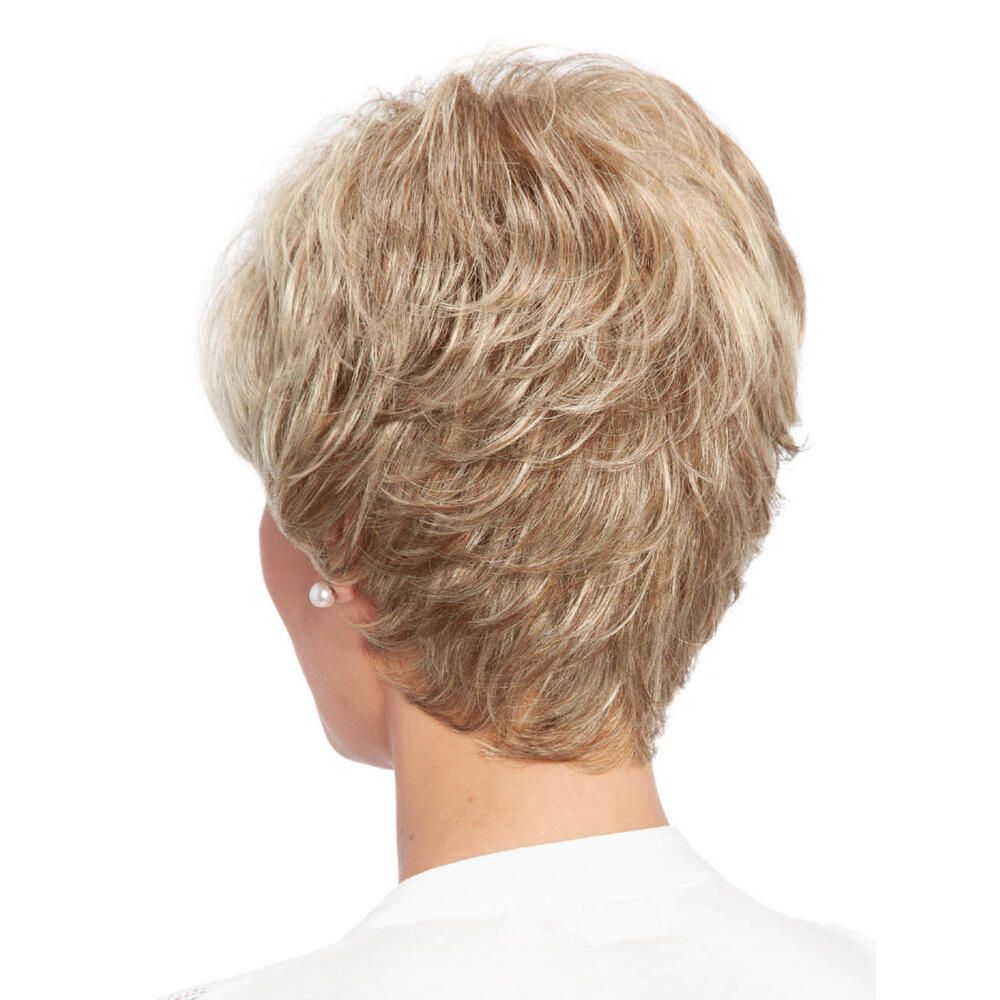 Kurzhaarperücke in Blondtönen. Rückansicht einer Frau mit Perücke. Die Perücke ist gestuft.