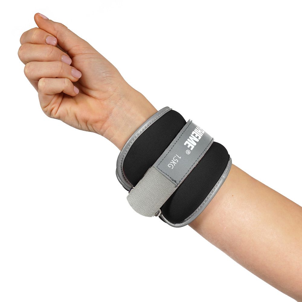 Handgelenk mit schwarzer Sport-Thieme Gewichtsmanschette. Grauer Verschluss mit Aufschrift: Sport-Thieme, 1.5 KG.