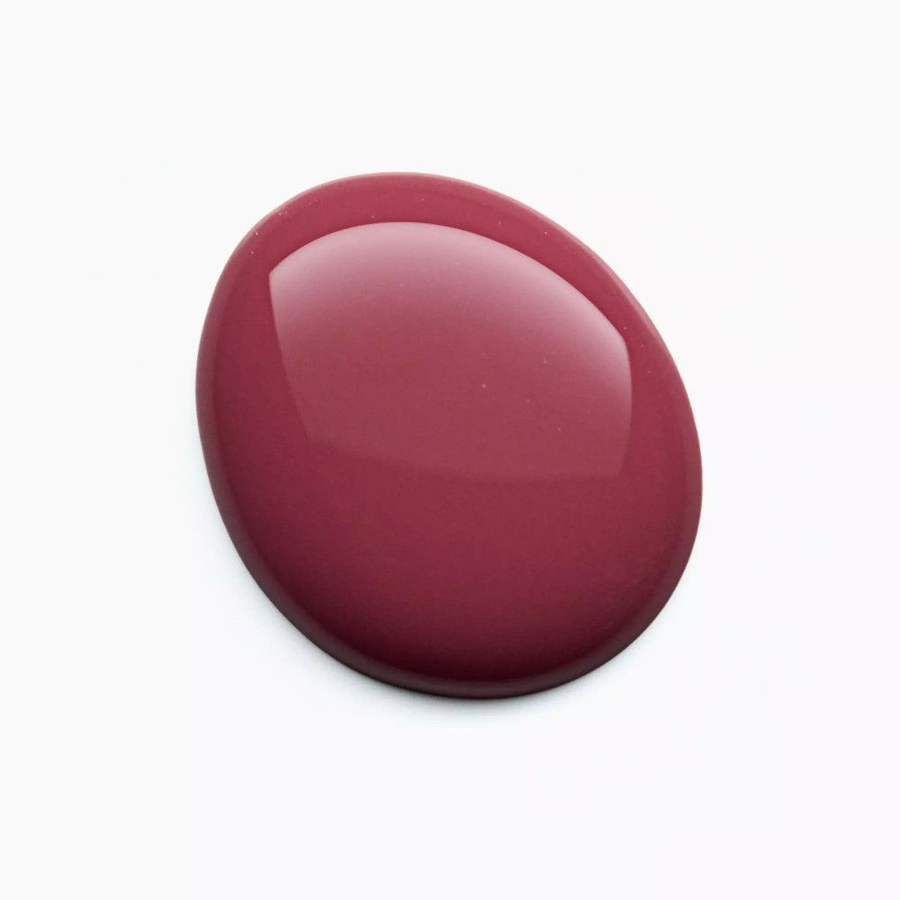 Ein ovaler Klecks rosa Nagellack auf weißem Hintergrund. Glänzende Oberfläche.