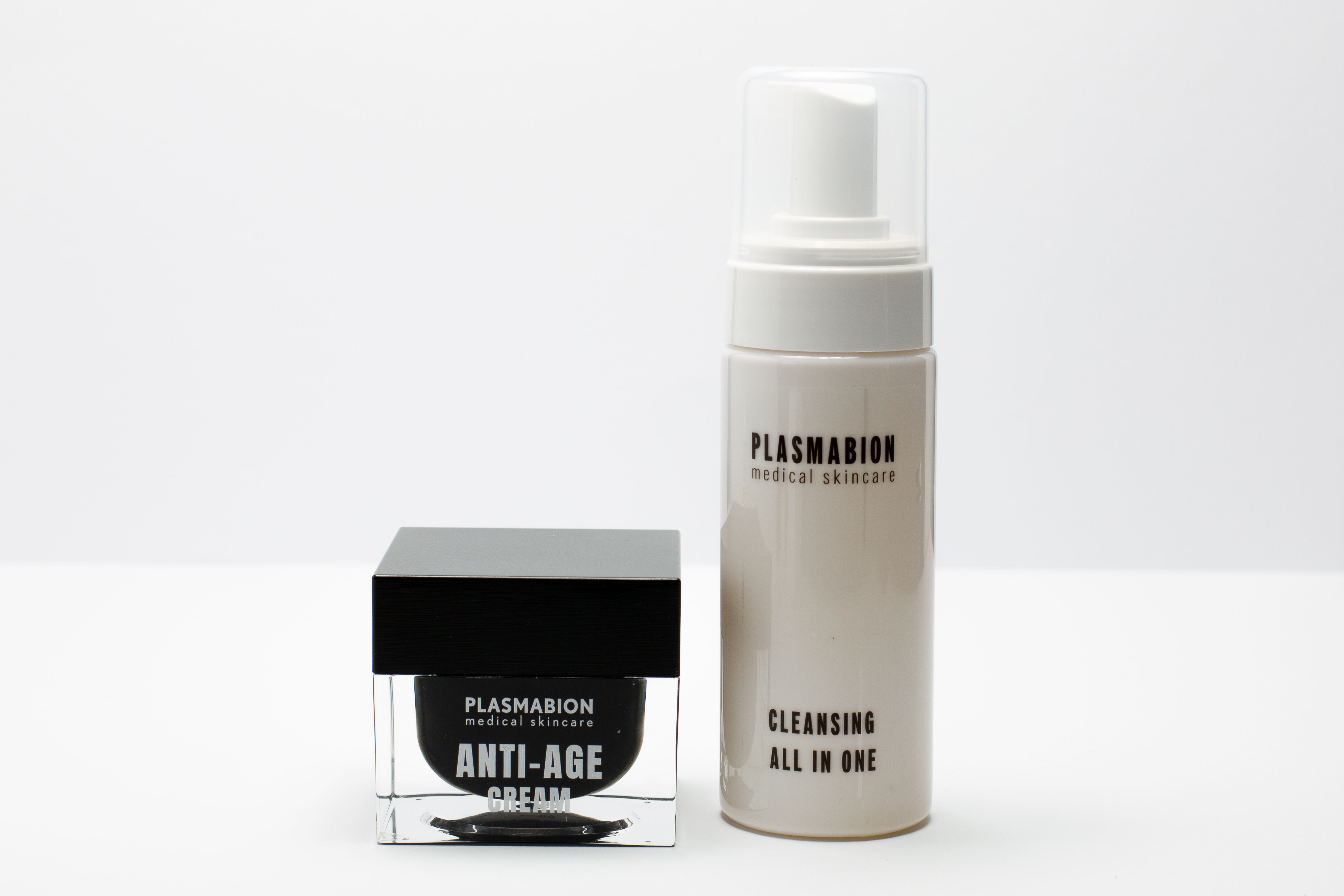 Zwei Produkte: Flakon mit Pumpe und Tiegel. Aufschrift: PLASMABION, ANTI-AGE CREAM, CLEANSING ALL IN ONE.