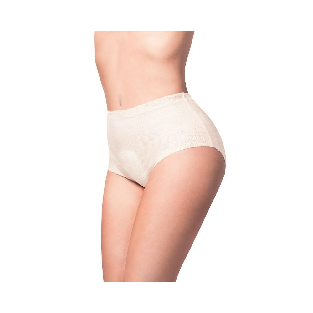 Person trägt beigefarbene Pants. Niedriger Bund, bedeckt den Bauchbereich und die Oberschenkel. Weißer Einsatz im Schrittbereich.