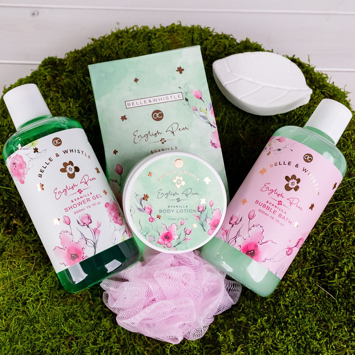 Geschenkset mit Duschgel, Bodylotion, Bubble Bath auf Moos. Mit floralem Design und Schriftzug 'English Pear'.
