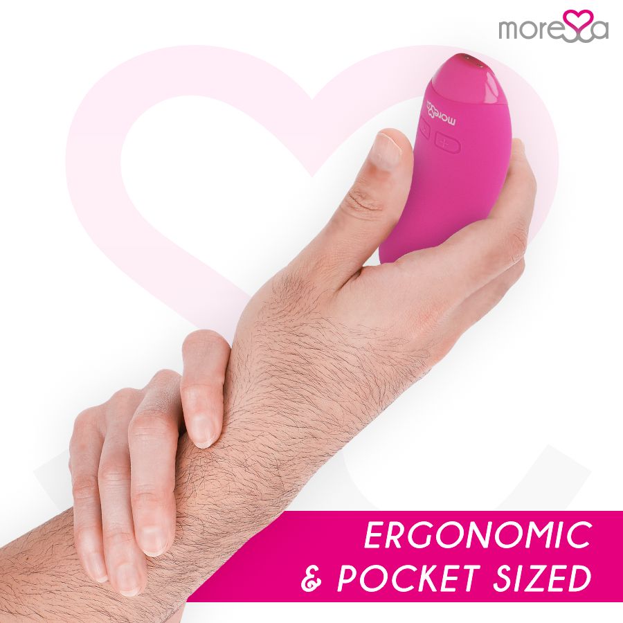 Rosa Vibrator in einer Hand gehalten. Text: Ergonomisch & Taschenformat.