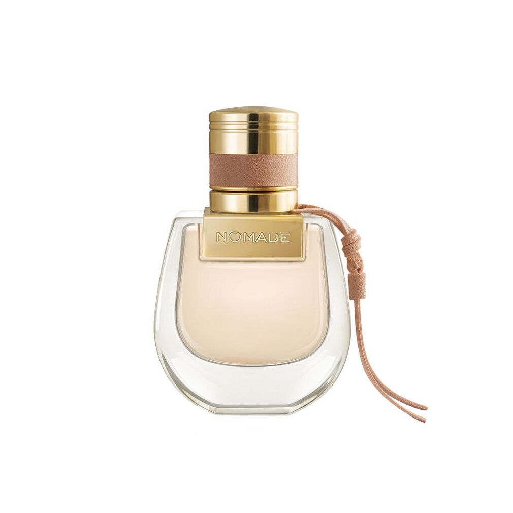 Parfümflakon mit goldfarbenem Verschluss und Lederband. Aufschrift NOMADE und Eau de Parfum.