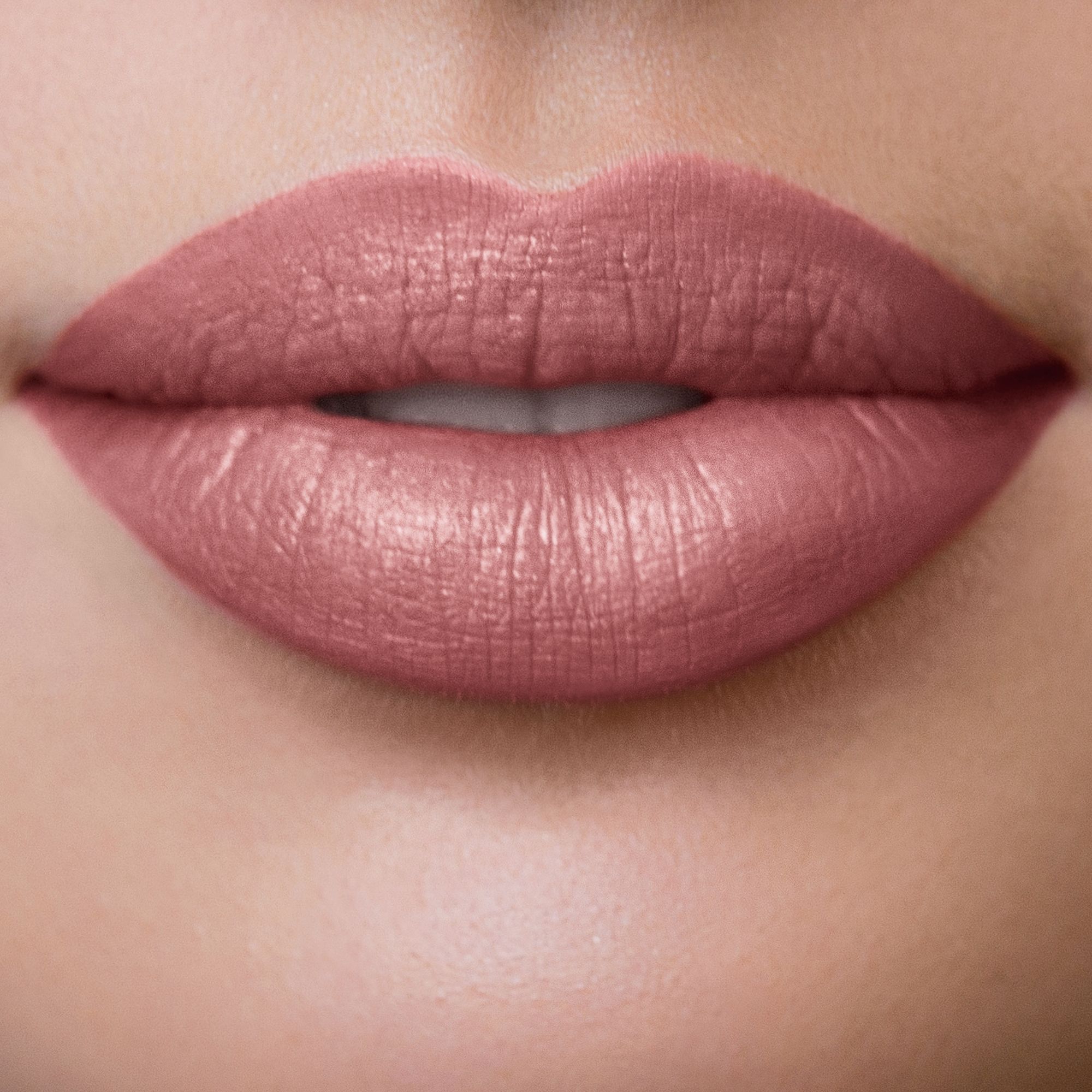 Nahaufnahme von Lippen, bedeckt mit rosafarbenem Lippenstift.