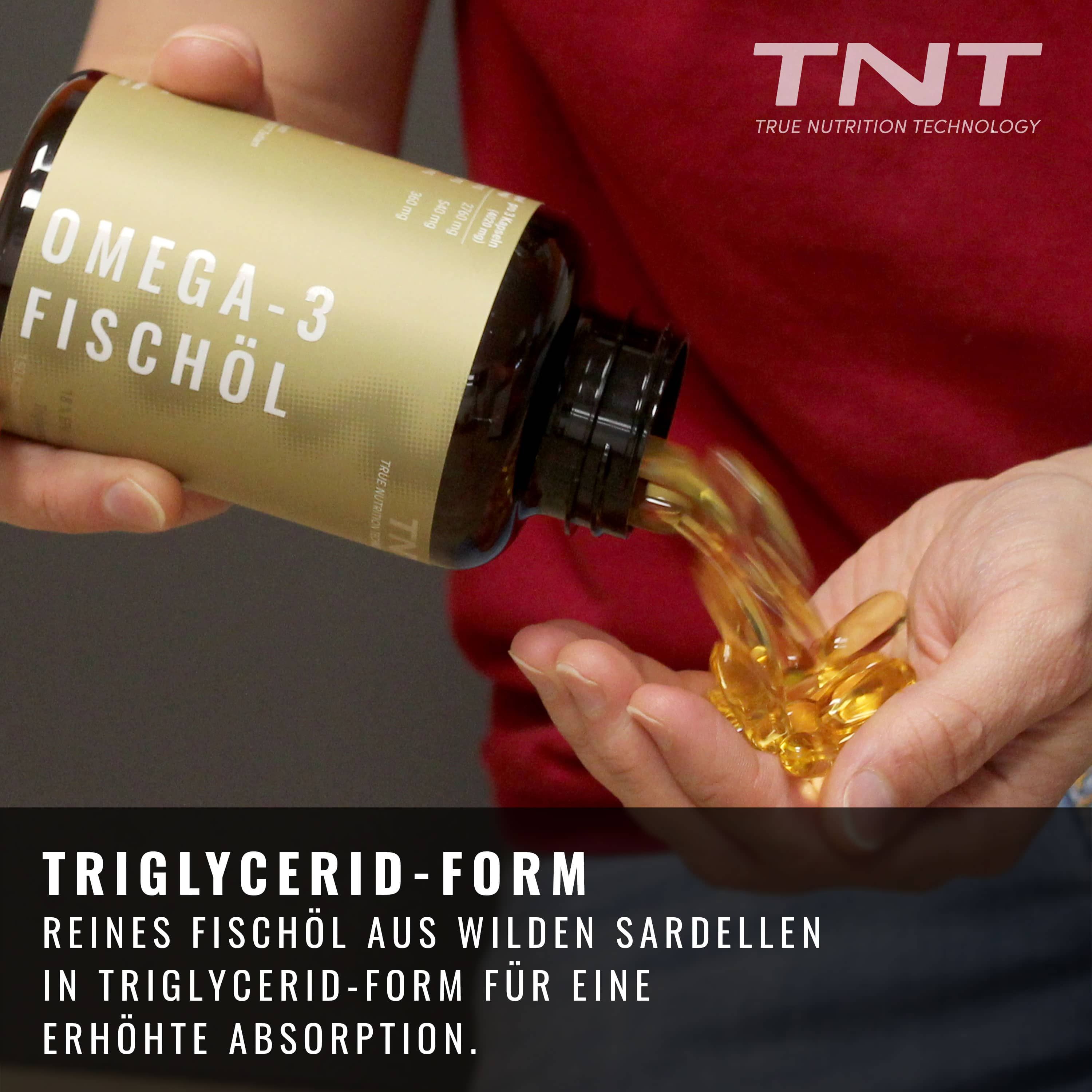 Hand gießt Kapseln aus einer Flasche TNT Omega-3 Fischöl. Text: Triglycerid-Form, reines Fischöl aus wilden Sardellen.