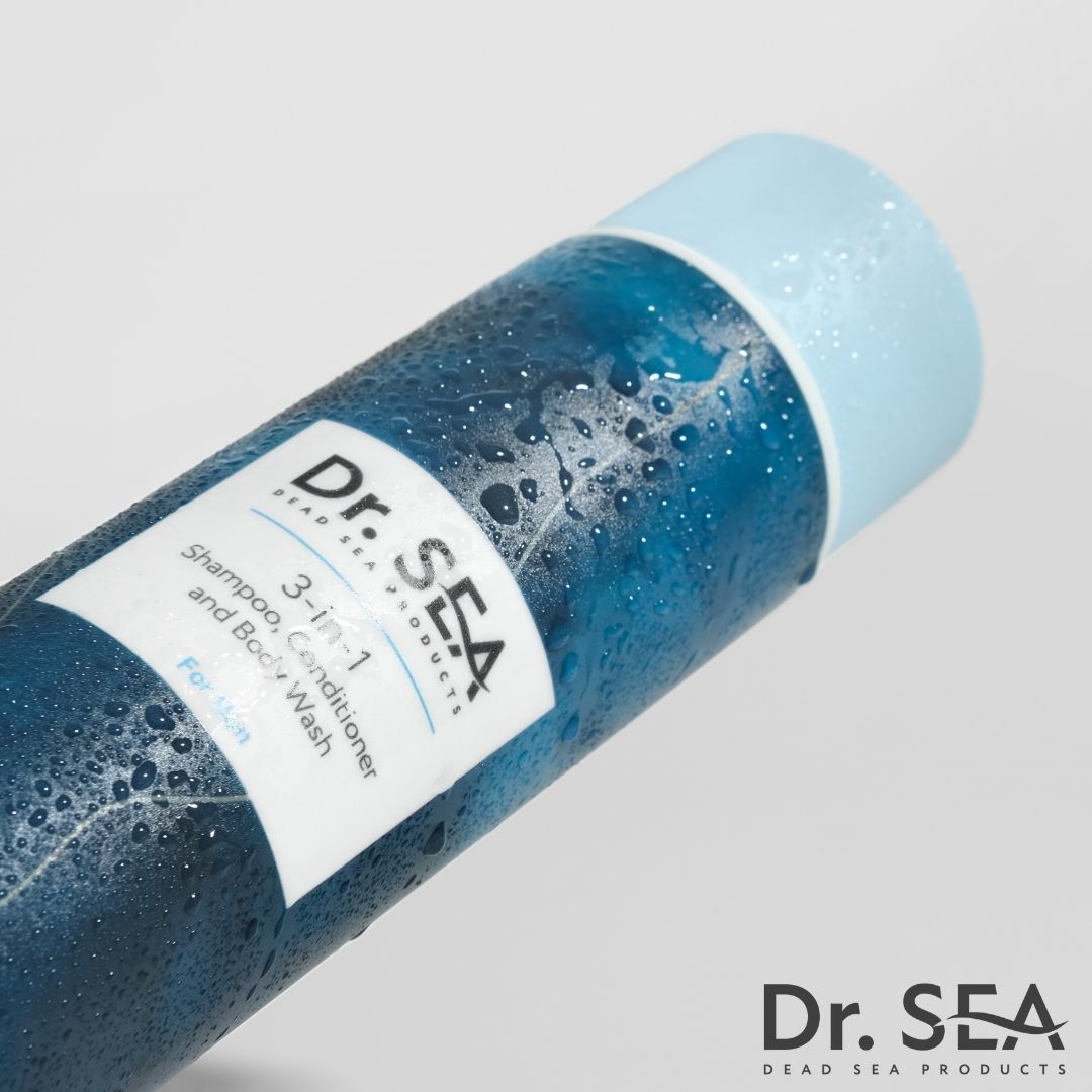 DR. SEA 3-in-1 Duschgel & Shampoo für Männer. Flasche mit Wassertropfen. Produktinformationen auf weißem Etikett.