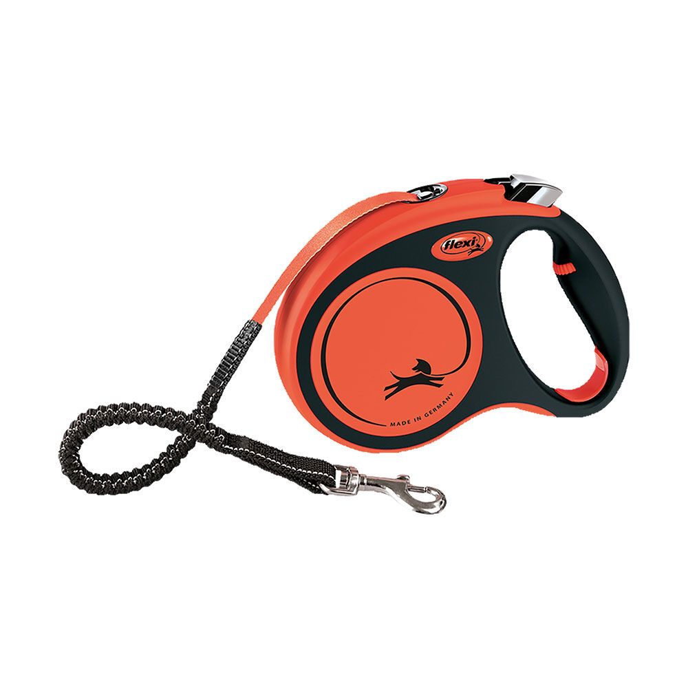 Orange-schwarze Flexi-Leine mit schwarzem Gurt und Karabinerhaken. Flexi-Logo und springender Hund auf der Seite.
