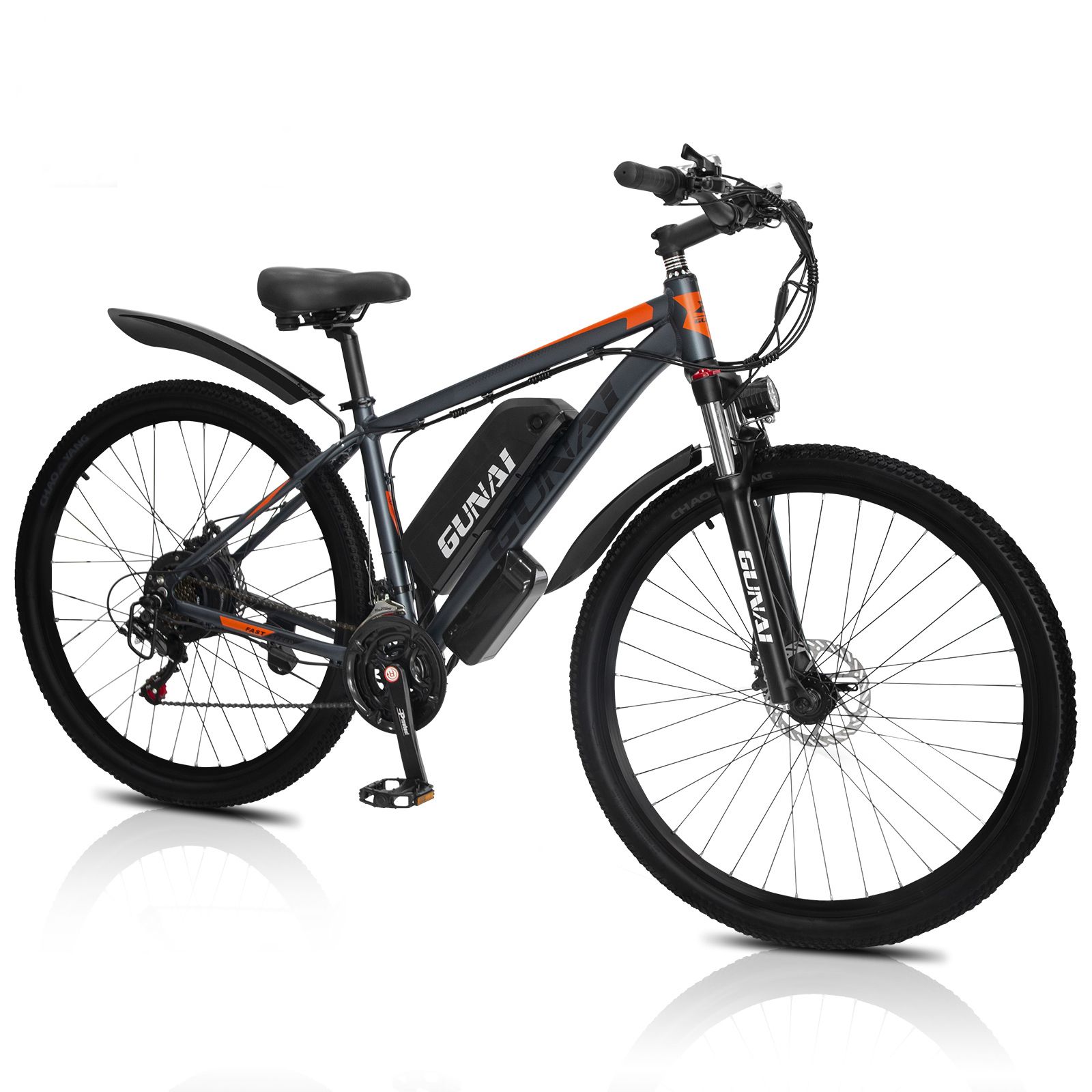 E-Mountainbike, Seitenansicht. Schwarze Farbe mit orangefarbenen Akzenten. GUNAI-Logo sichtbar.