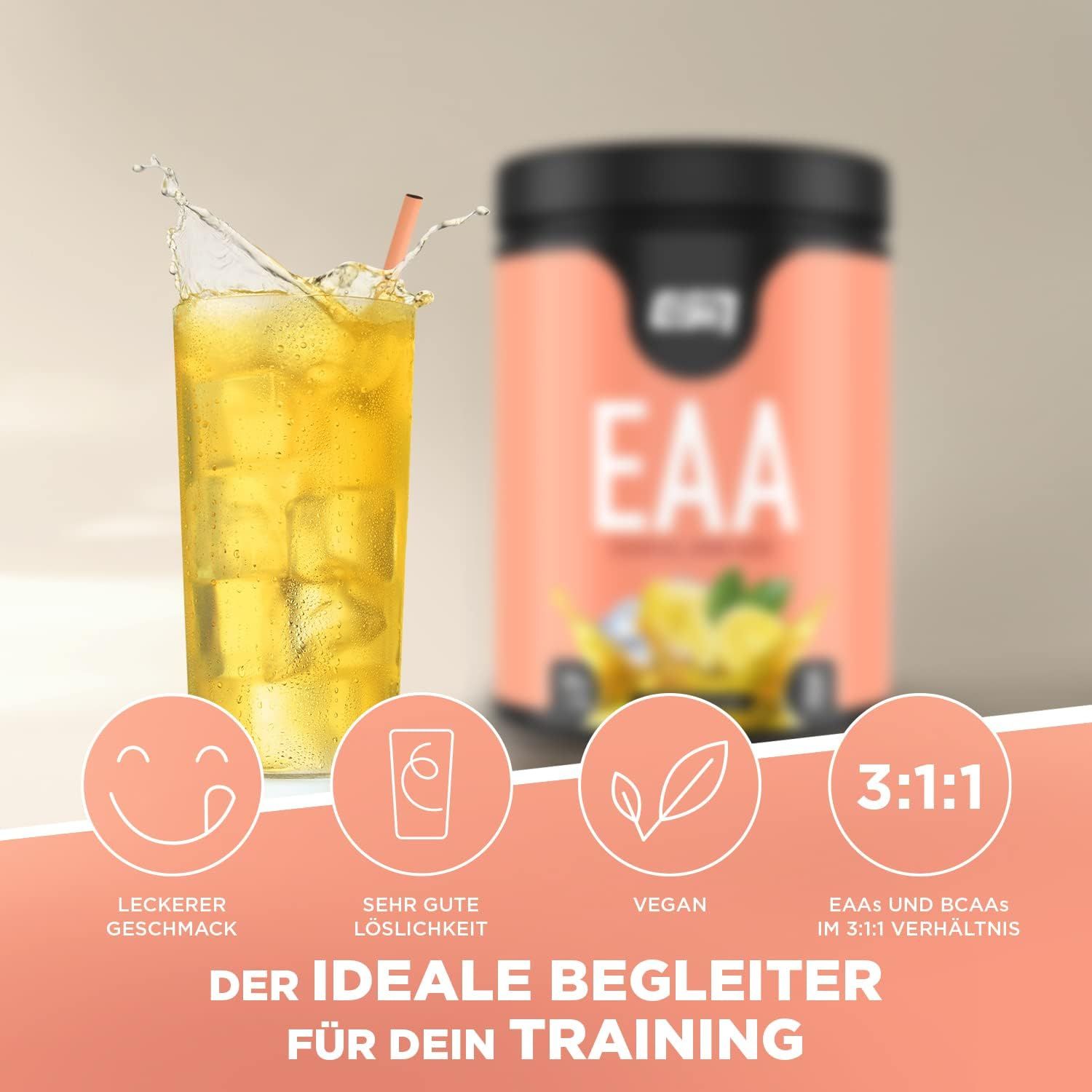 Glas Eistee mit Strohhalm. ESN EAA-Dose unscharf im Hintergrund. Symbole: Geschmack, Löslichkeit, vegan, 3:1:1 Verhältnis.