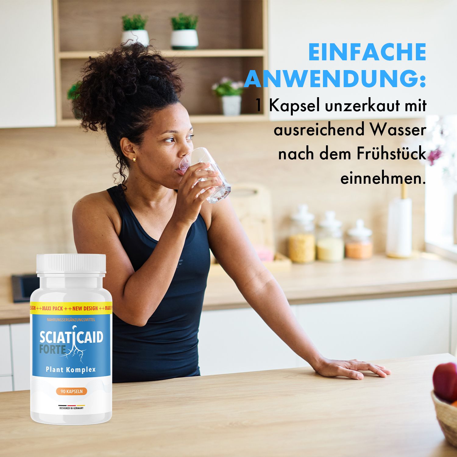 Frau trinkt Wasser. Auf dem Tisch steht eine Flasche Sciaticaid Forte Kapseln. Küche im Hintergrund. Text: EINFACHE ANWENDUNG.