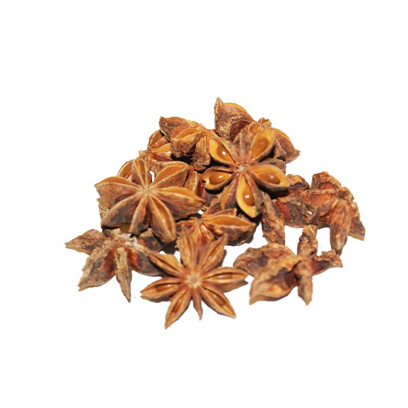 Haufen Sternanis-Früchte. Braune, sternförmige Früchte mit mehreren Spitzen.