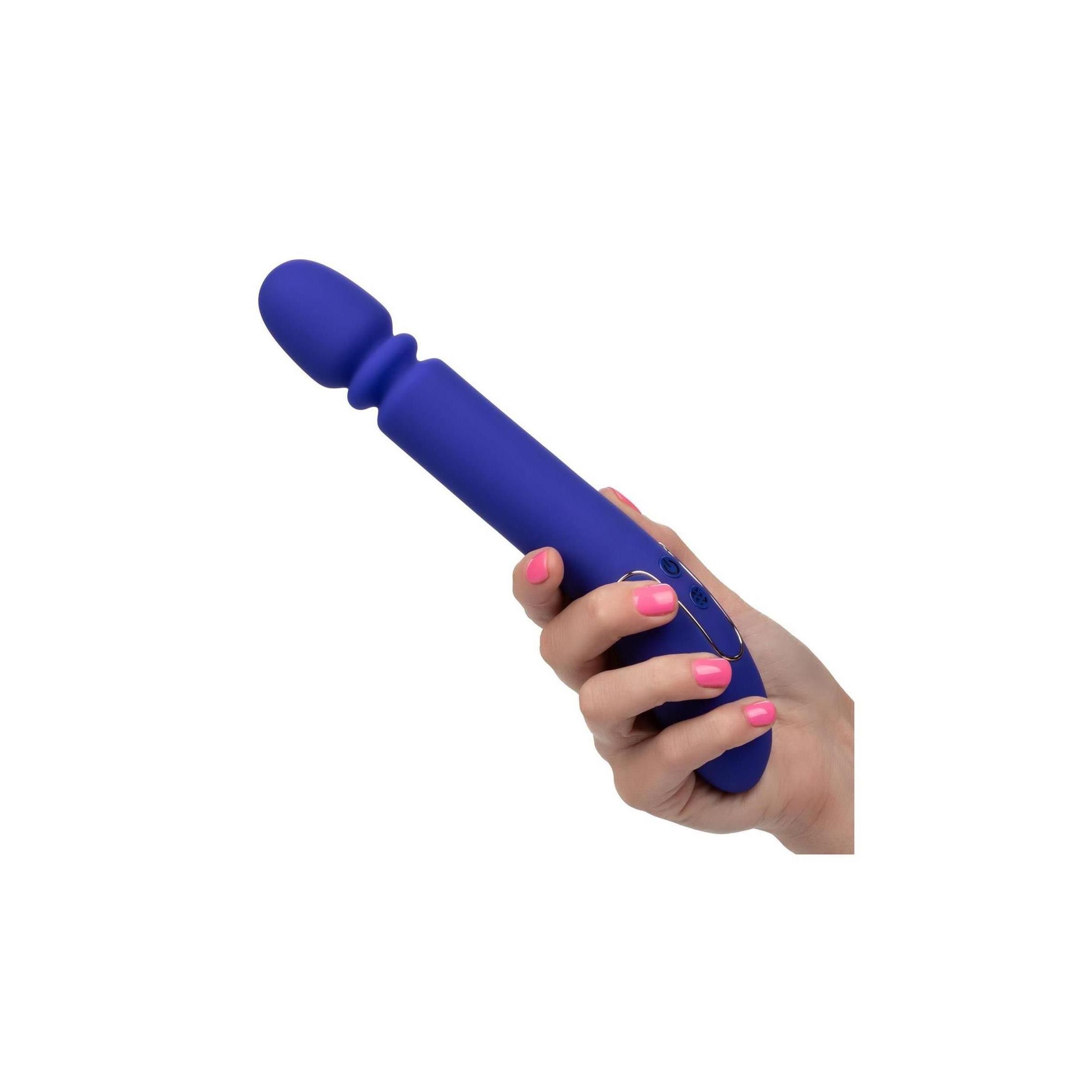 Blauer Vibrator in einer Hand gehalten. Abgerundeter Kopf, gebogener Schaft. Goldfarbene Akzente.