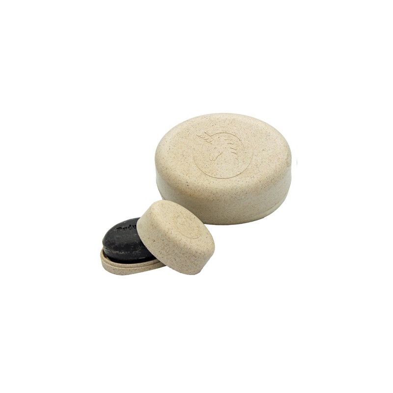 Runde, beige Seifendose mit Deckel und kleiner Dose mit Seife. Offene Dose mit schwarzer Seife.