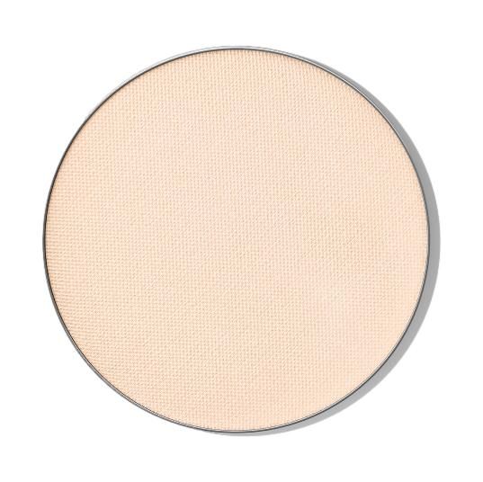 Runder Kompaktpuder in hellem Beige mit silbernem Rand.