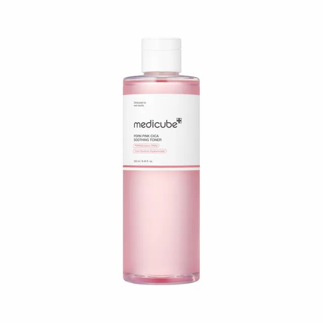Zylindrische Flasche mit rosa Flüssigkeit. Weißer Deckel und Etikett mit Text: medicube, PDRN Pink Cica Soothing Toner.