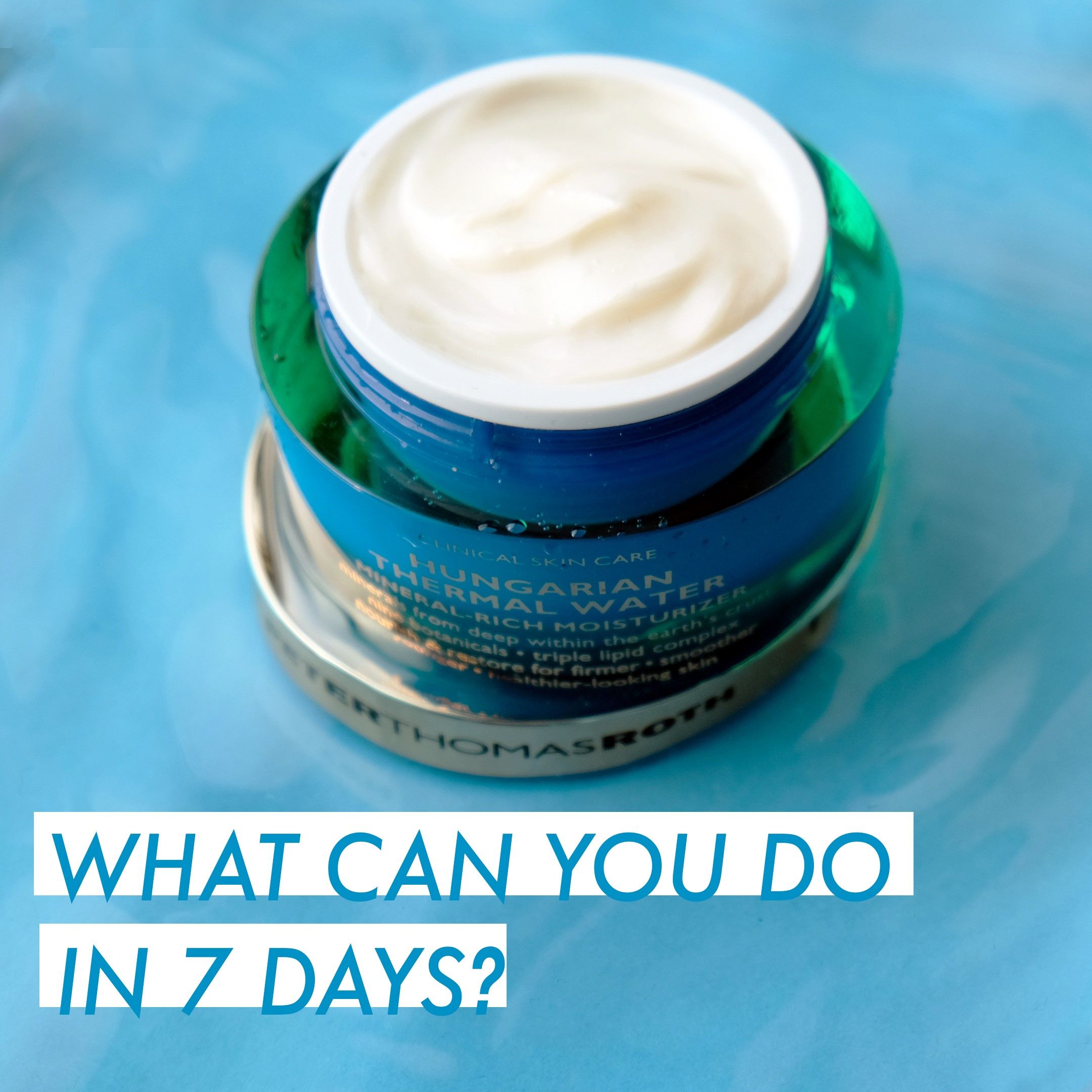 Geöffneter Tiegel auf blauem Untergrund. Produktname und Text sichtbar. Creme im Inneren.