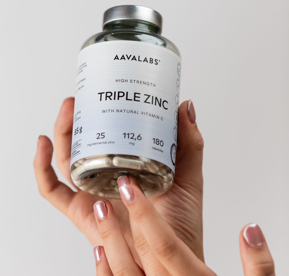 Aavalabs Triple Zinc Kapseln in der Hand, 25 mg Zink.