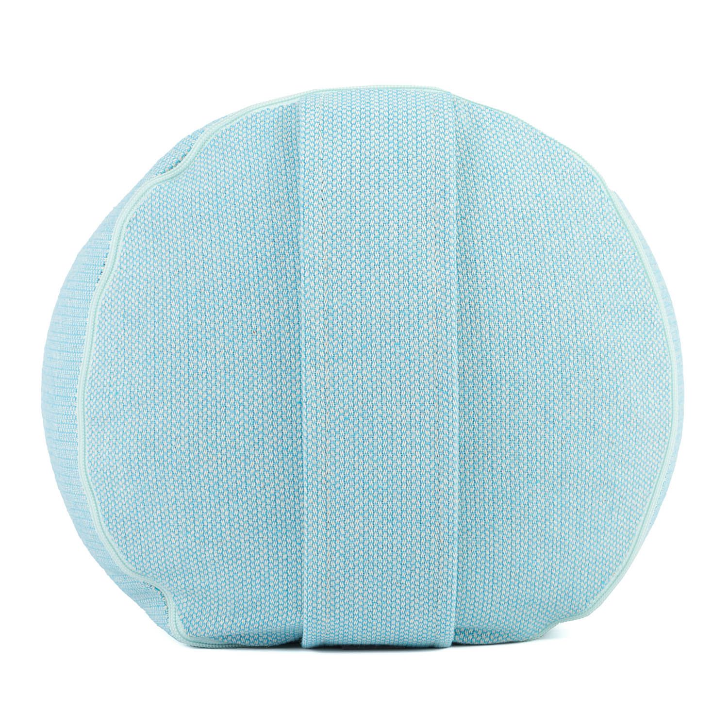 Endansicht eines hellblauen Yoga-Bolsters. Mit Stoffstruktur und vertikalen Nähten.