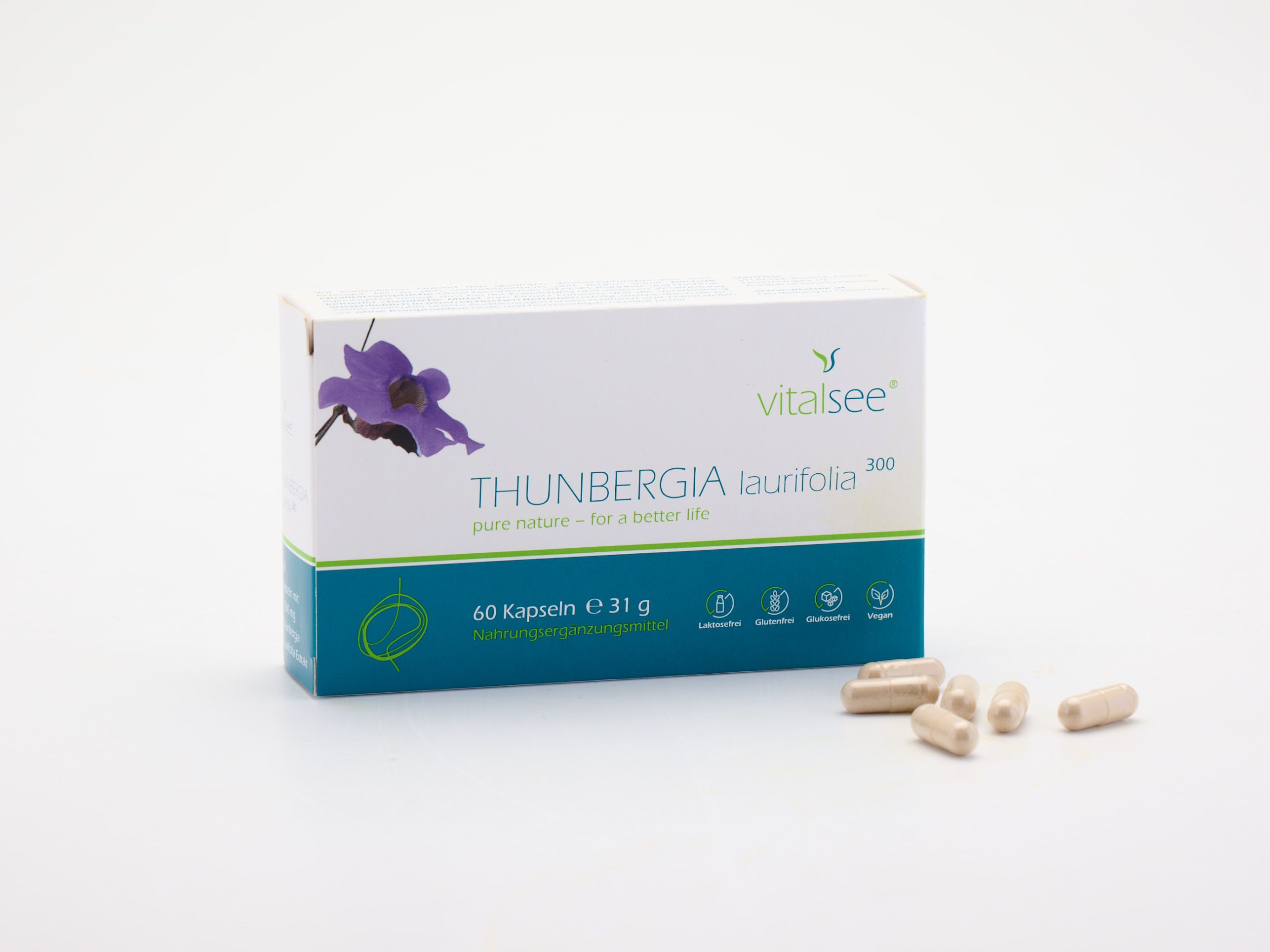 Vitalsee THUNBERGIA laurifolia 300 Extrakt Packung mit 60 Kapseln. Einige Kapseln liegen daneben. Glutenfrei, laktosefrei, vegan.