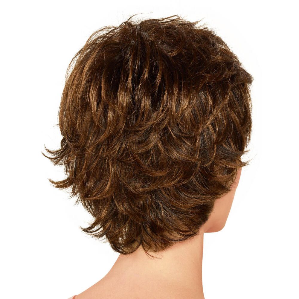Kurzhaarperücke in Braun mit fransigem Schnitt. Rückansicht. Helle Haut.