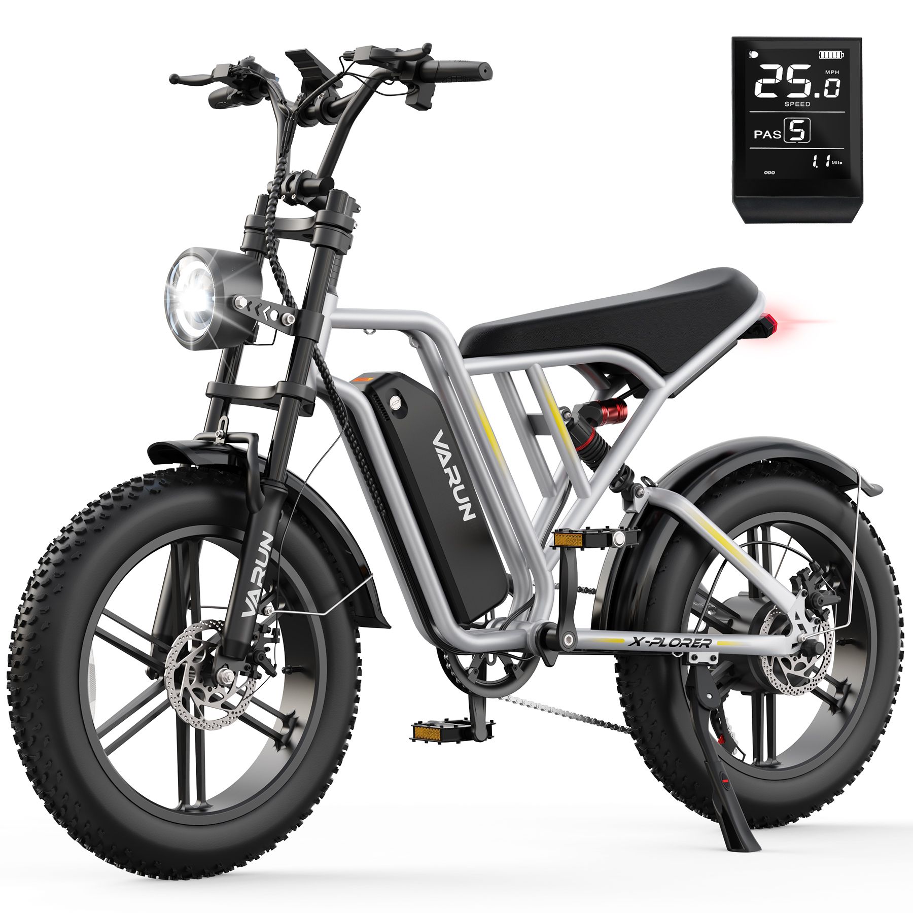 E-Bike im Moped-Stil mit Vollfederung. Schwarze Reifen, silberner Rahmen, Scheinwerfer. Digitalanzeige mit Geschwindigkeit.