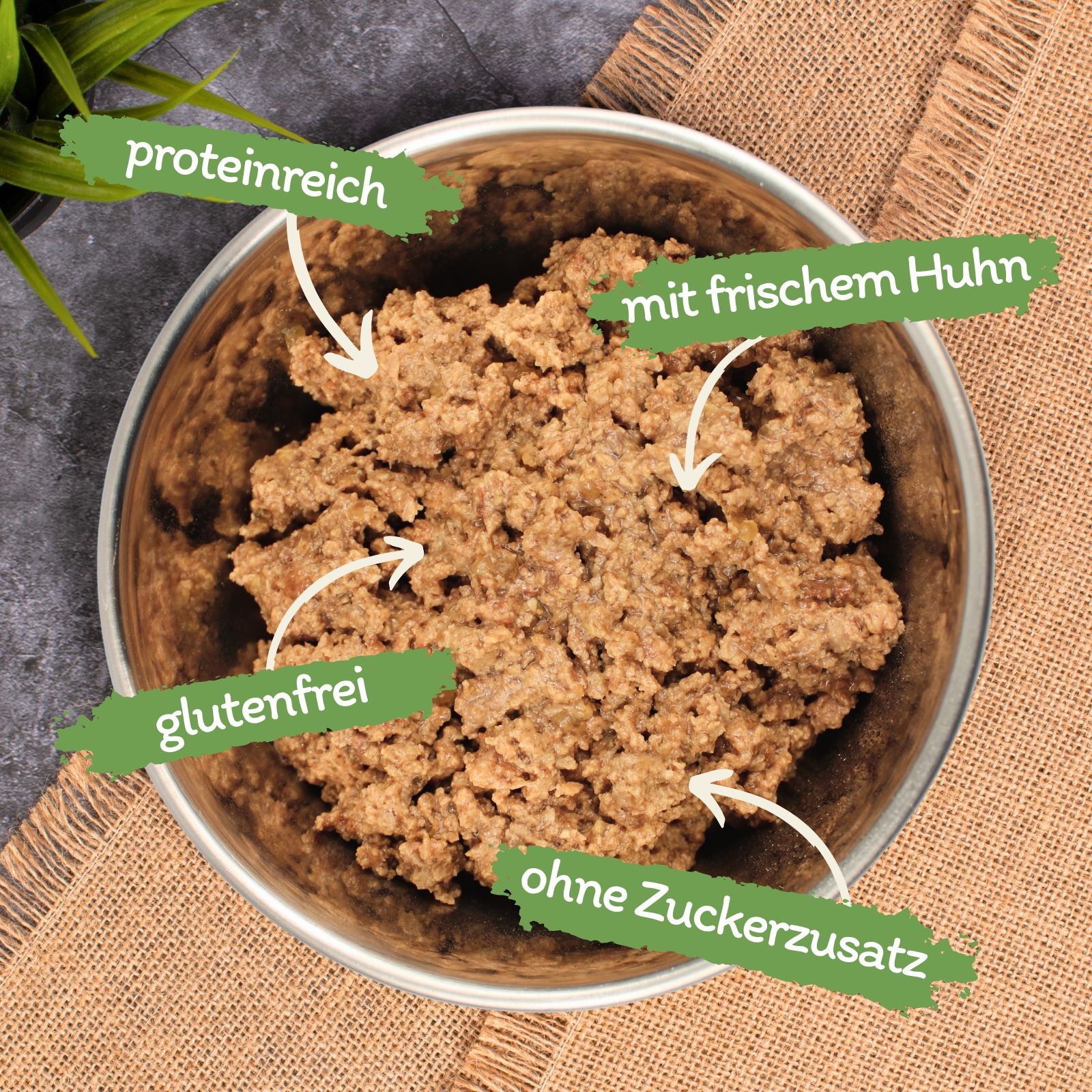 Schüssel mit proteinreichem, glutenfreiem Futter mit frischem Huhn, ohne Zuckerzusatz.