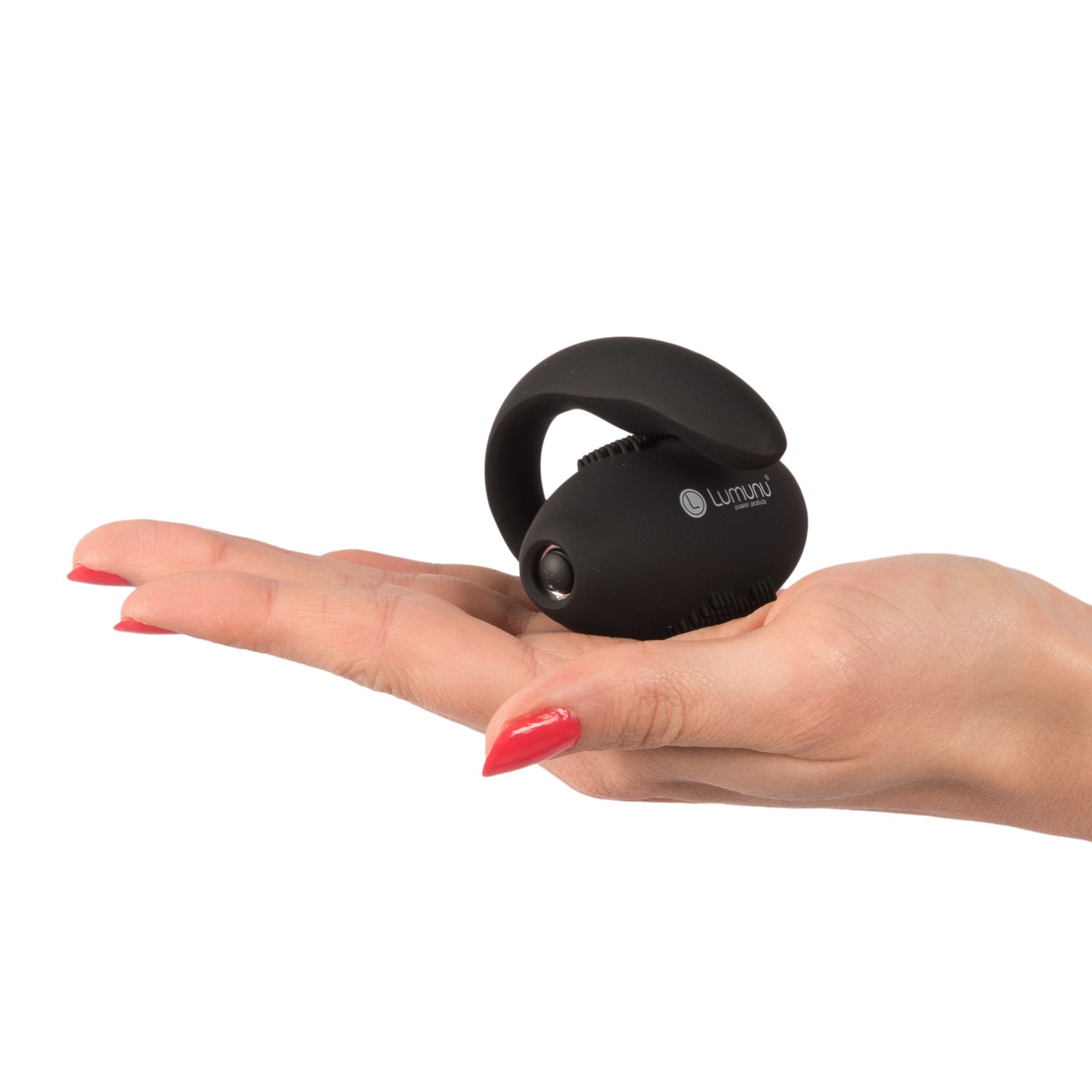 Schwarzer Silikon-Vibrator in einer Hand gehalten. Das Produkt hat eine ovale Form und eine gebogene Form.