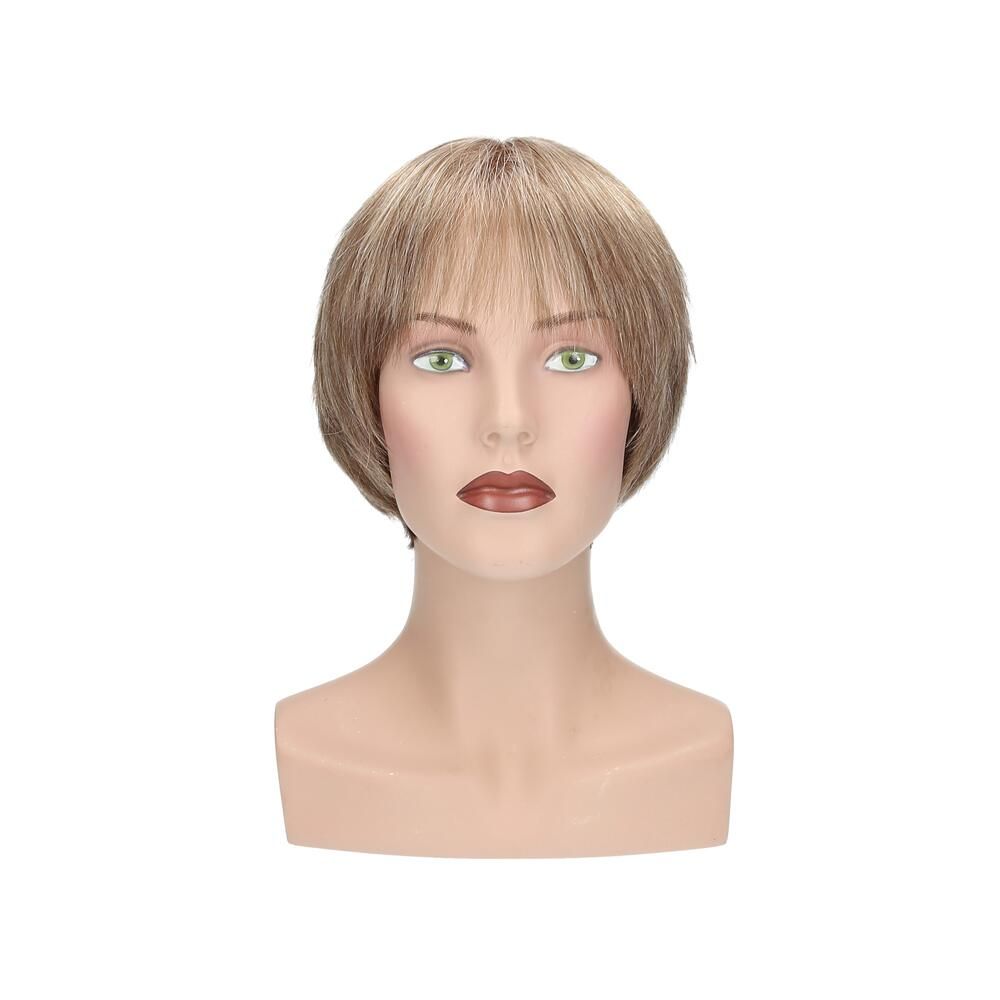 Perücke Victoria, blond mit Pony, auf einem Schaufensterkopf. Frontansicht. Kurzes, gestuftes Haar.