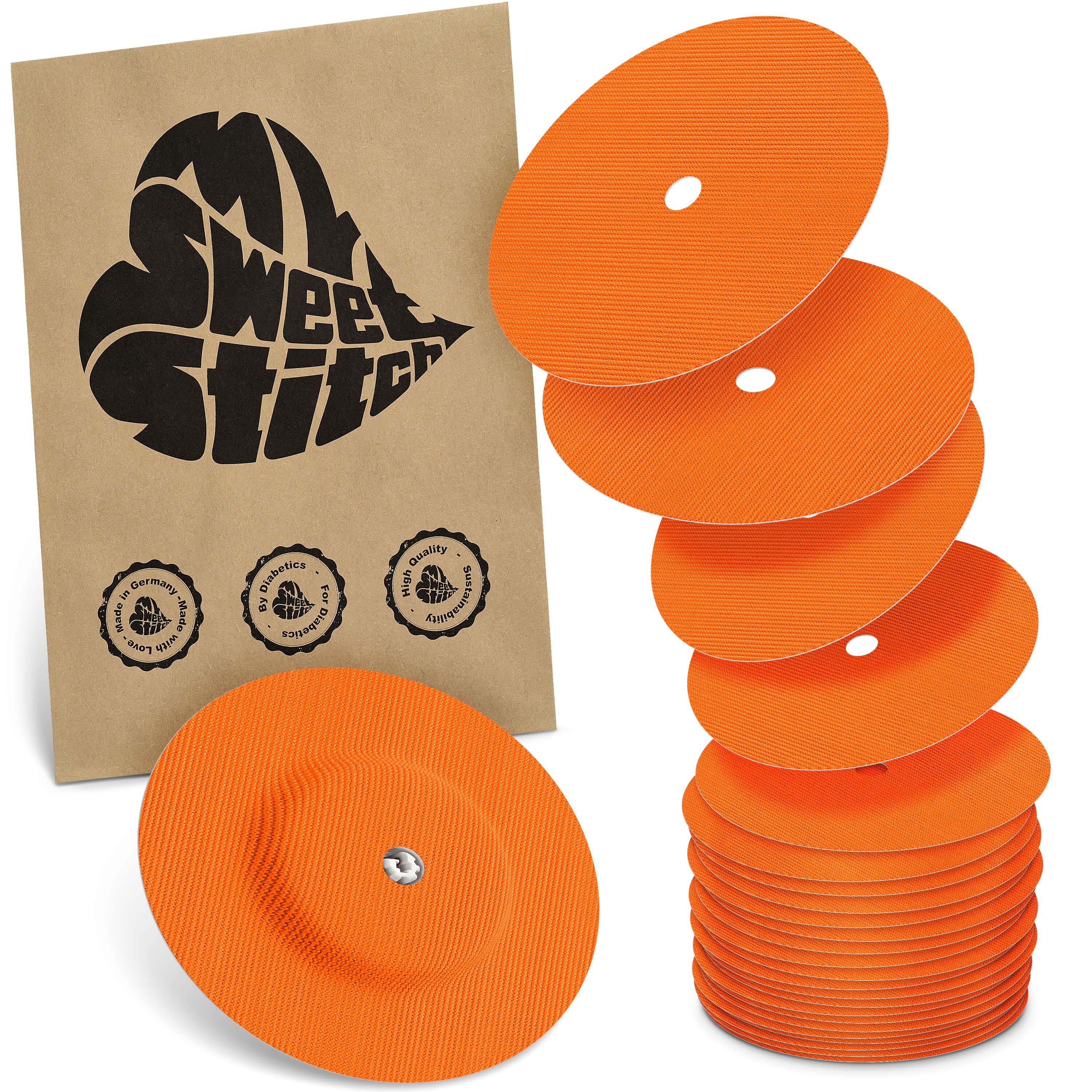 Orange runde Aufkleber mit zentralem Loch, gestapelt und neben einer braunen Papiertüte mit Logo.