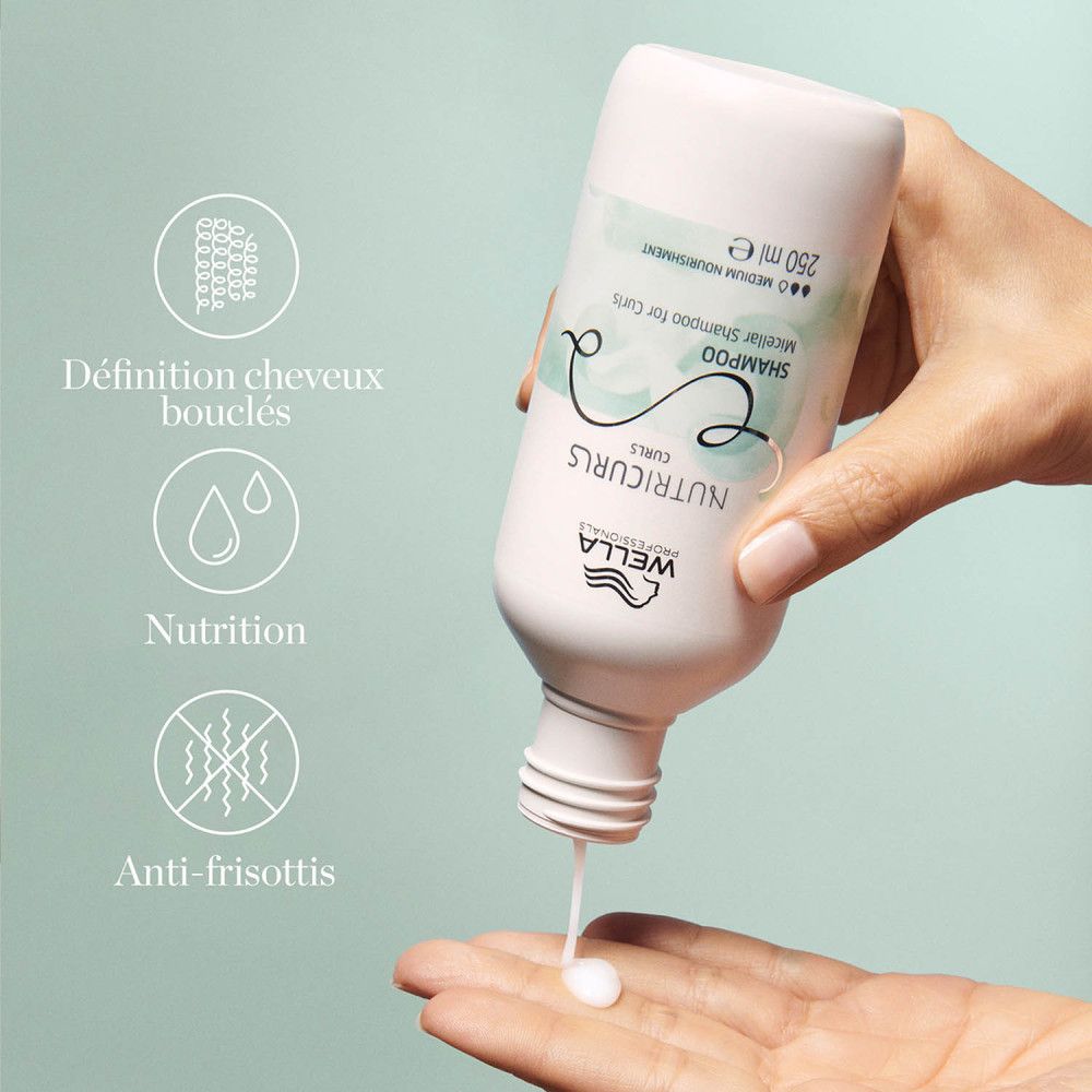 Weiße Shampoo-Flasche, Produkt wird in die Hand gegossen. Text: NUTRUCURLS, Shampoo für Locken. Symbole: Definition, Ernährung, Anti-Frizz.