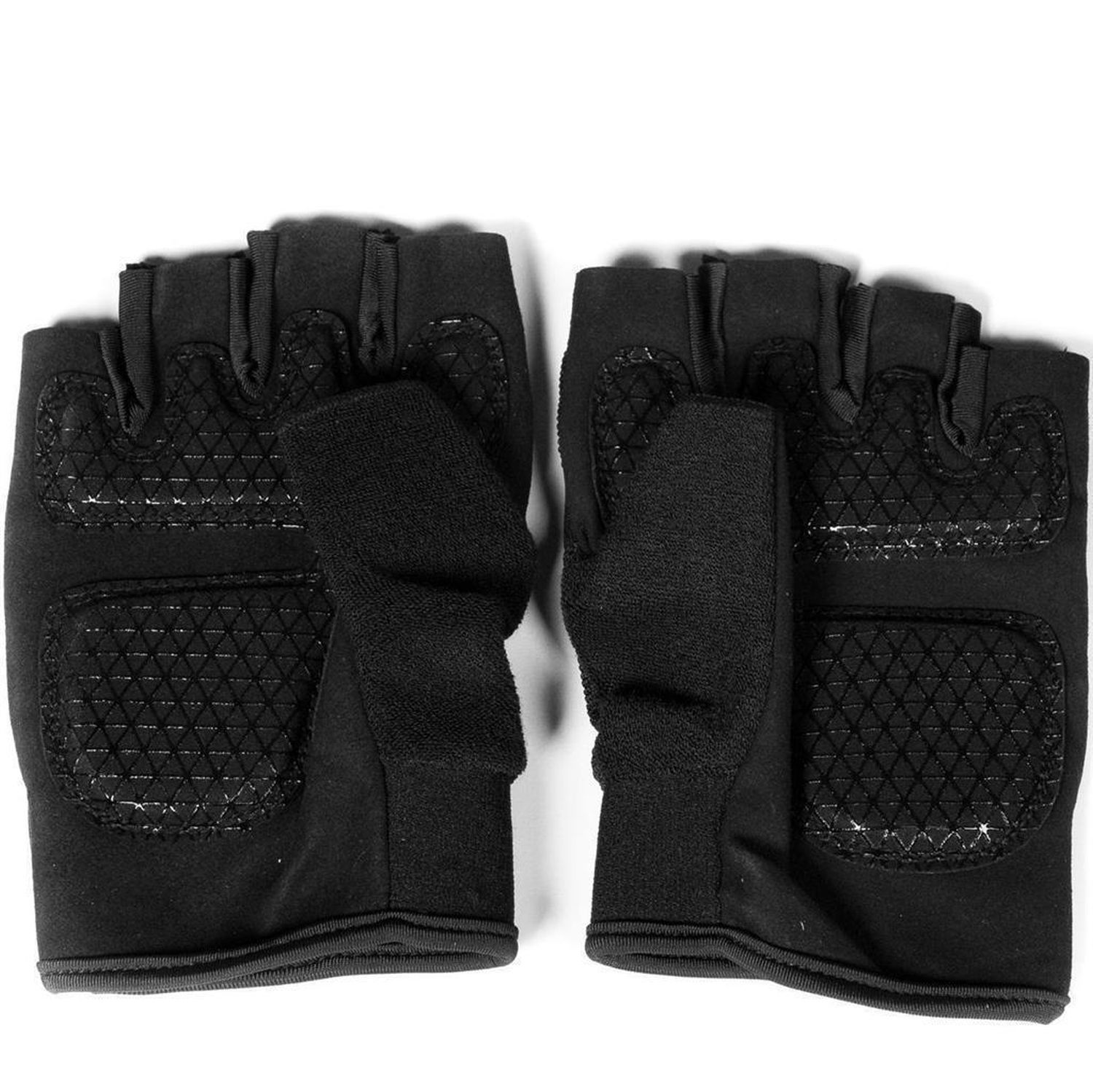 Schwarze Trainingshandschuhe. Handflächen mit geprägten, rautenförmigen Pads. Finger offen.