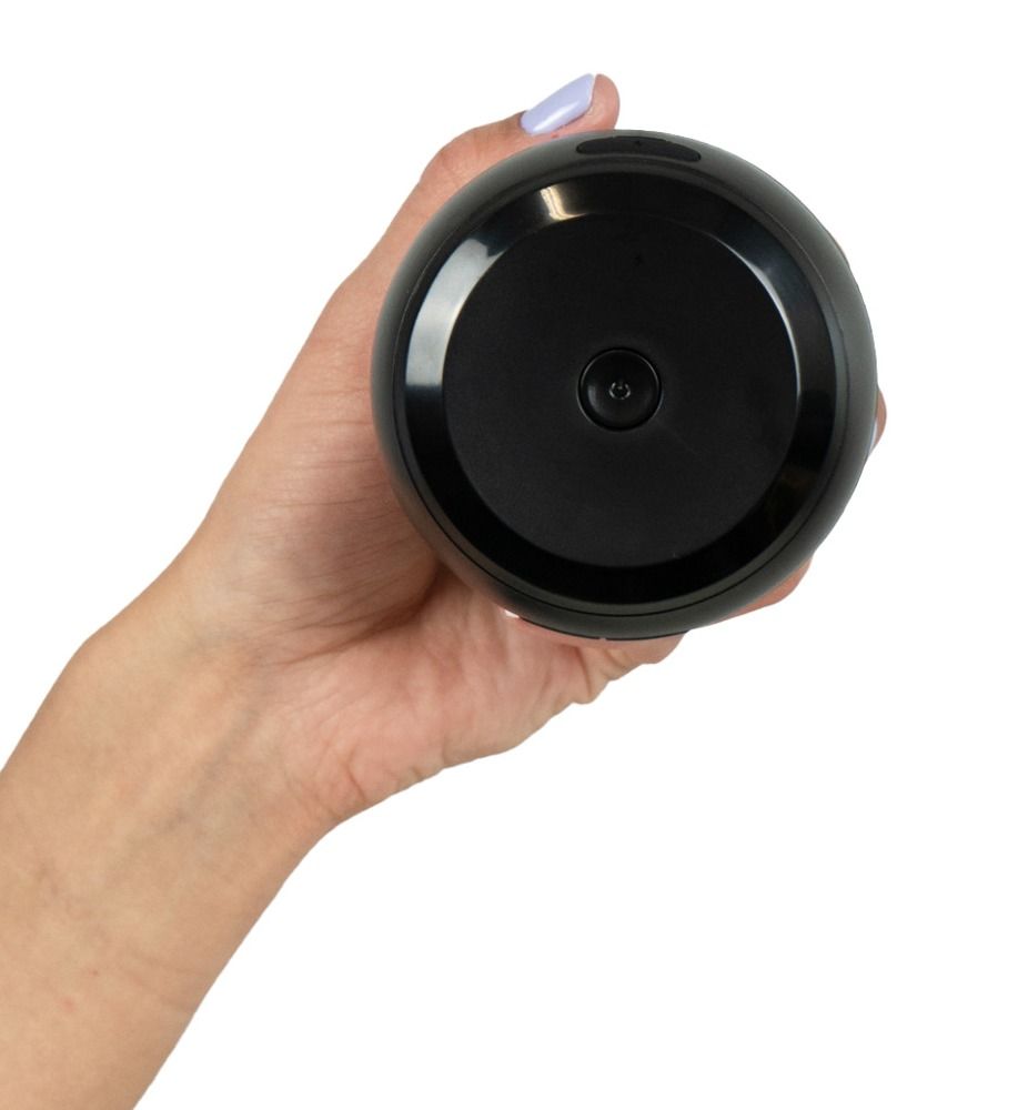 Schwarzes Gerät, von oben betrachtet. Runde Form. Keine Knöpfe sichtbar. Loch in der Mitte.