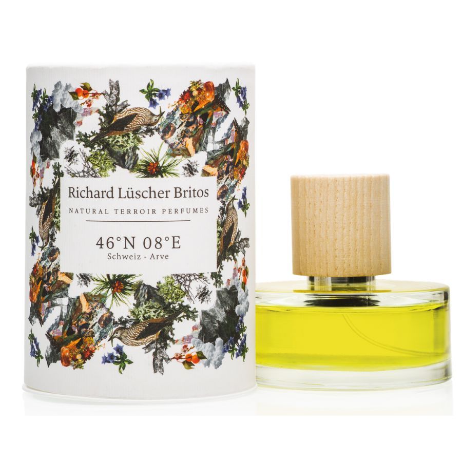 Parfümflakon mit Holzverschluss und zylindrischer Verpackung. Aufschrift: Richard Lüscher Britos, 46°N 08°E, Schweiz-Arve.