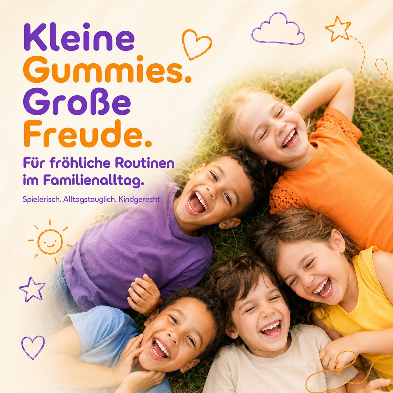 Fünf lachende Kinder liegen auf einer Wiese, Gummily-Werbung.