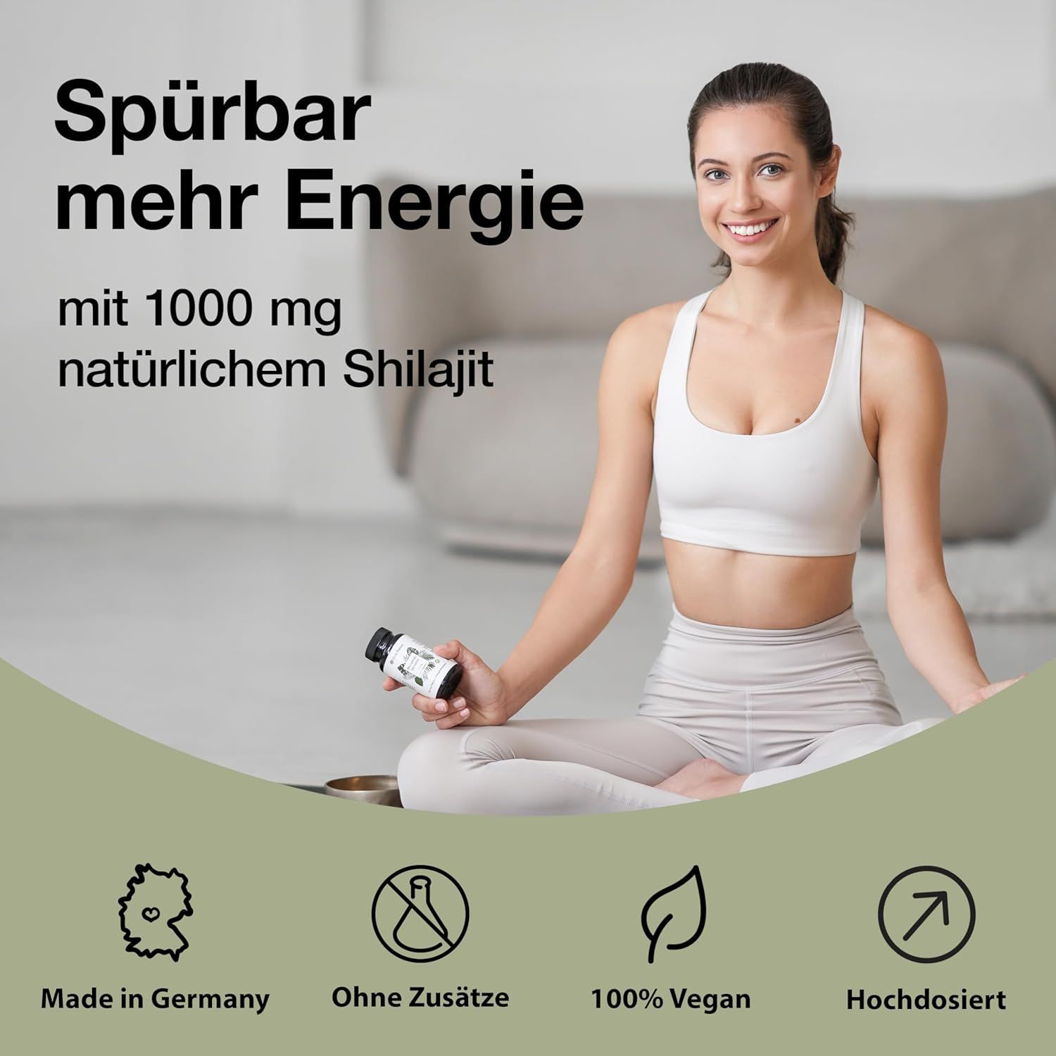 Frau sitzt, hält Flasche. Text: 1000 mg natürliches Shilajit. Logos: Made in Germany, ohne Zusätze, 100% Vegan.