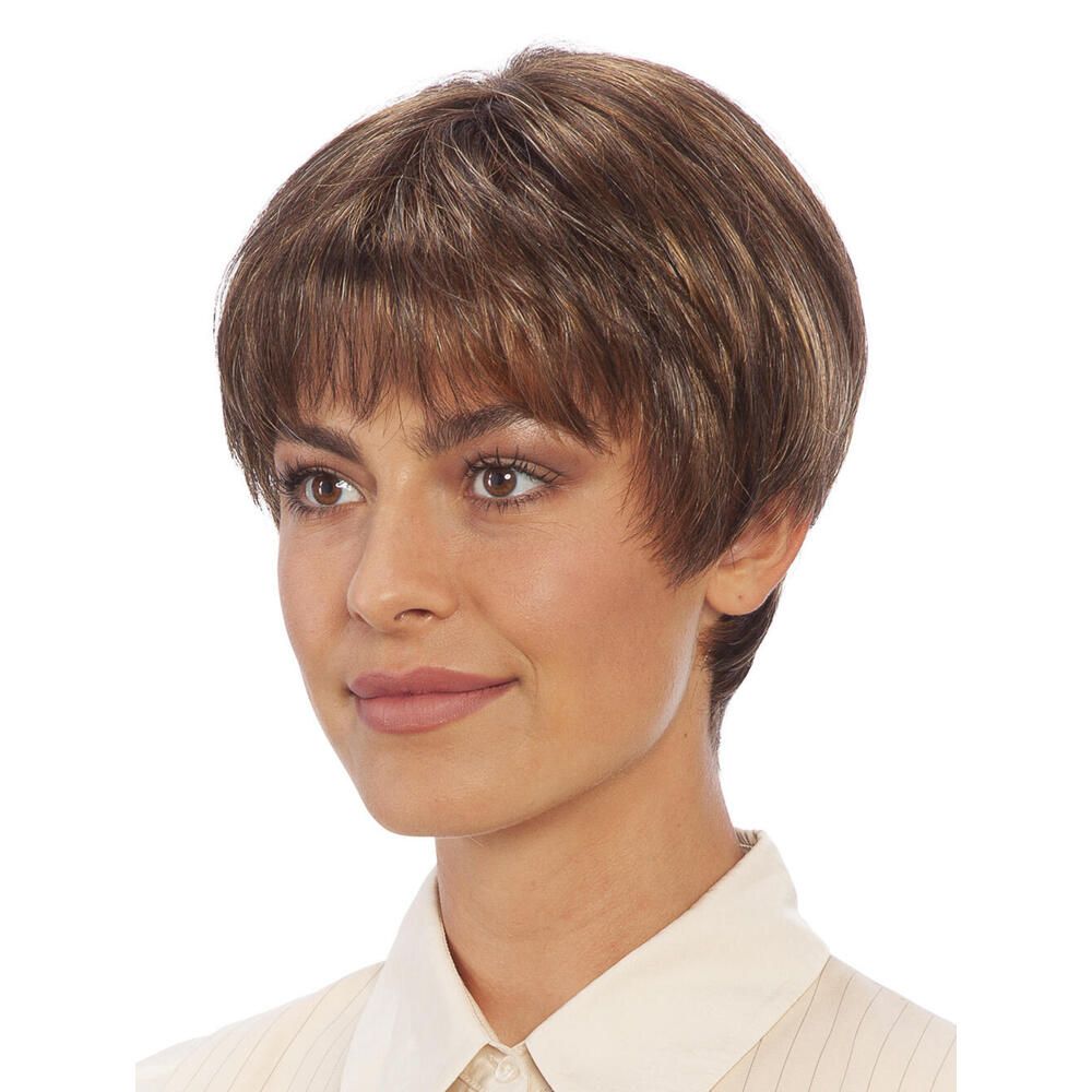 Kurzhaarperücke mit Pony. Braun mit helleren Strähnen. Seitenansicht einer Frau.