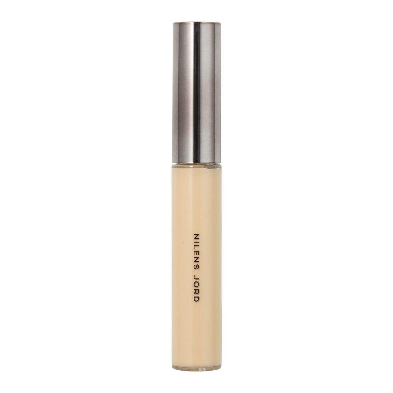 Geschlossene, beige Concealer-Tube mit silbernem Deckel. Aufschrift: Nilens Jord.