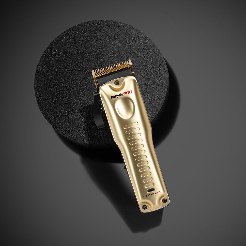 Goldene Haarschneidemaschine auf schwarzem Hintergrund. Marke: BaBylissPRO. Modell: LO-PROFX.