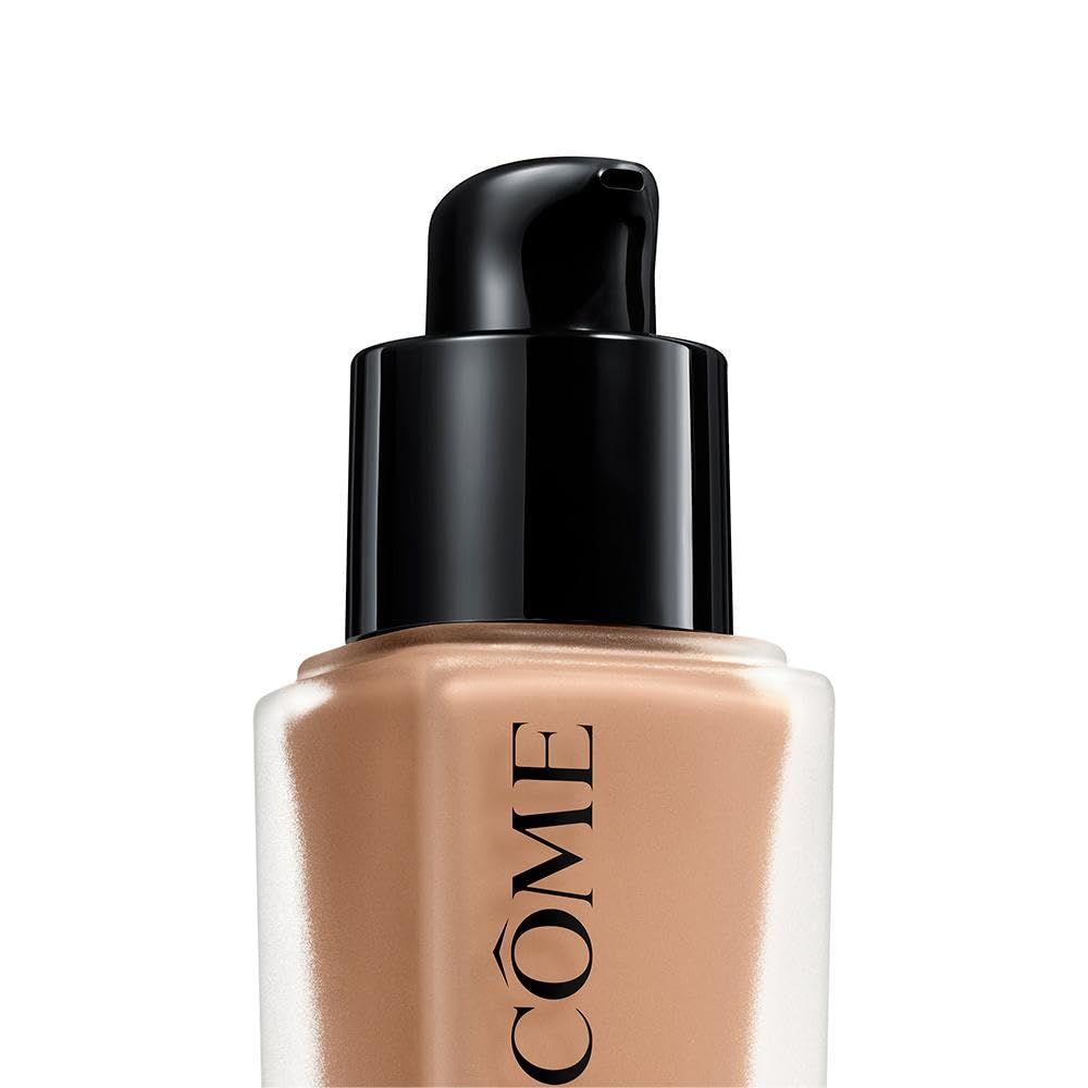 Nahaufnahme des Flaschenhalses mit schwarzem Pumpverschluss. Aufschrift: Lancôme.