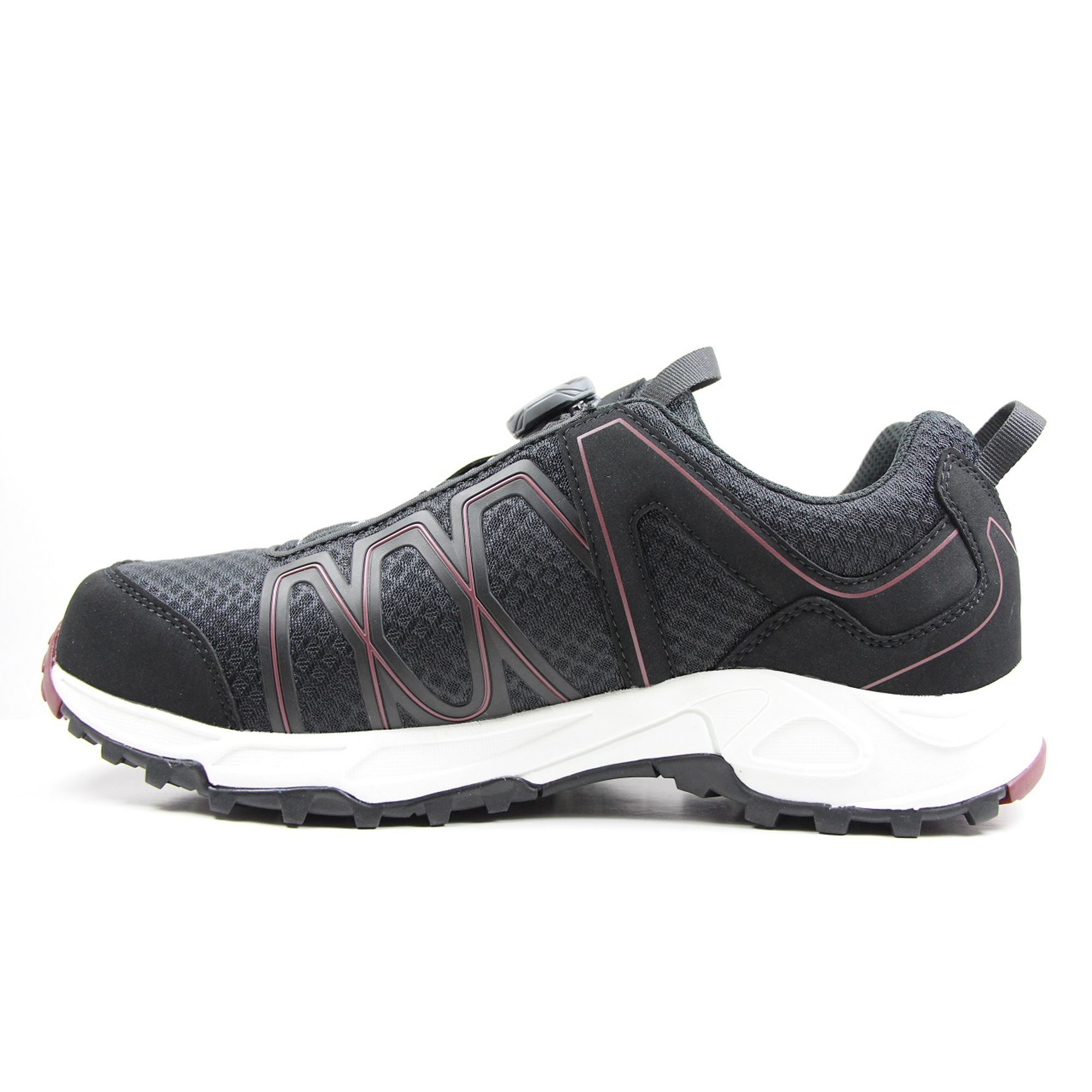 Schwarzer Schuh mit weißer Sohle. BOA®-Verschluss. NUNATAK-Schriftzug. Mesh-Obermaterial mit roten Akzenten.