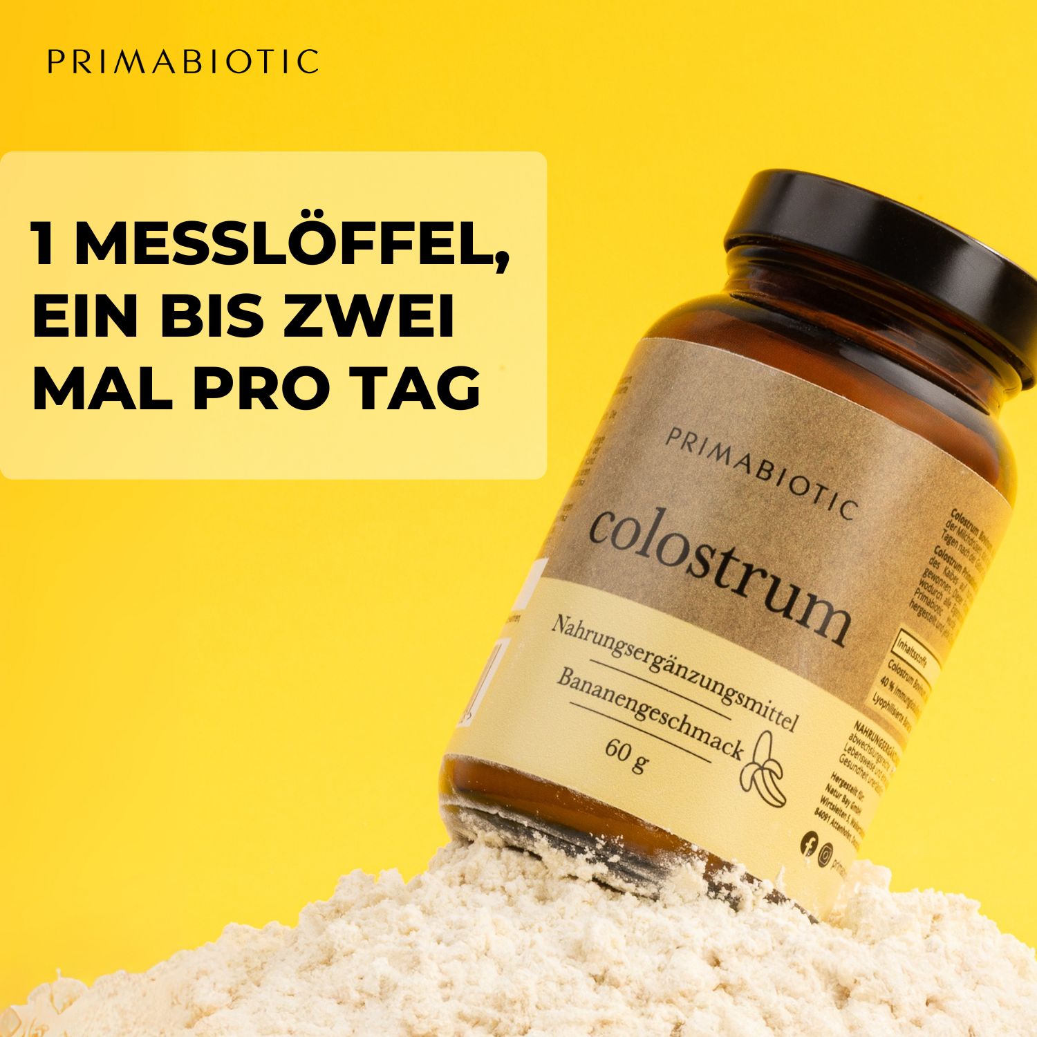 Braune Glasflasche mit schwarzem Deckel. Produktname, Bananengeschmack und 60g. Text: 1 Messlöffel, ein bis zwei Mal pro Tag.