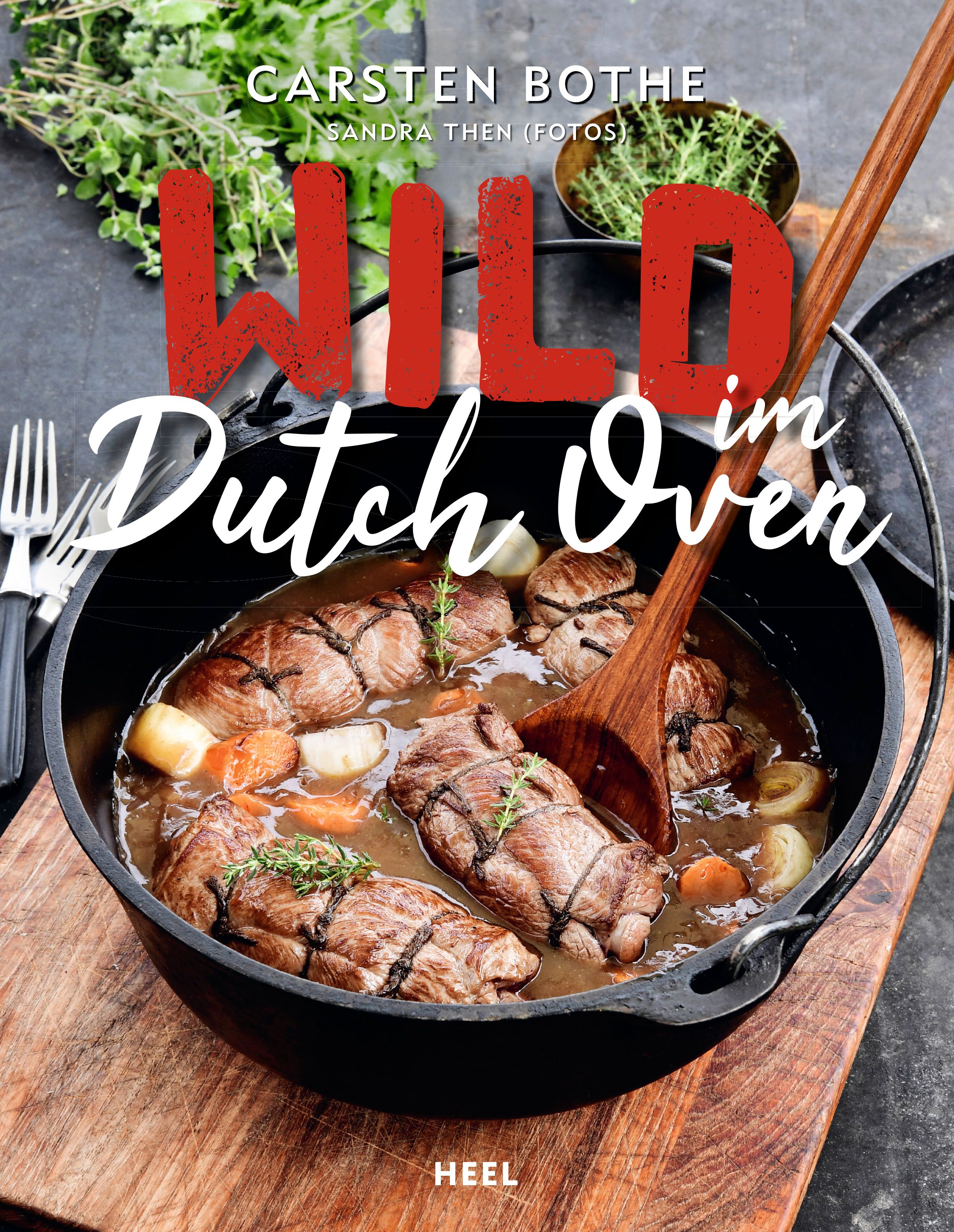Buchcover: Titel "Wild im Dutch Oven". Kochtopf mit Fleisch und Gemüse. Holzkochlöffel. Kräuter. HEEL-Logo.