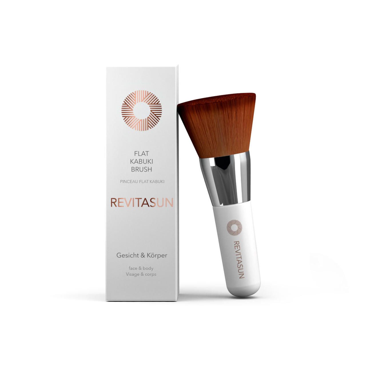 RevitaSun Flat Kabuki Pinsel und Verpackung. Pinsel lehnt an Verpackung. Verpackung mit Logo und Text.
