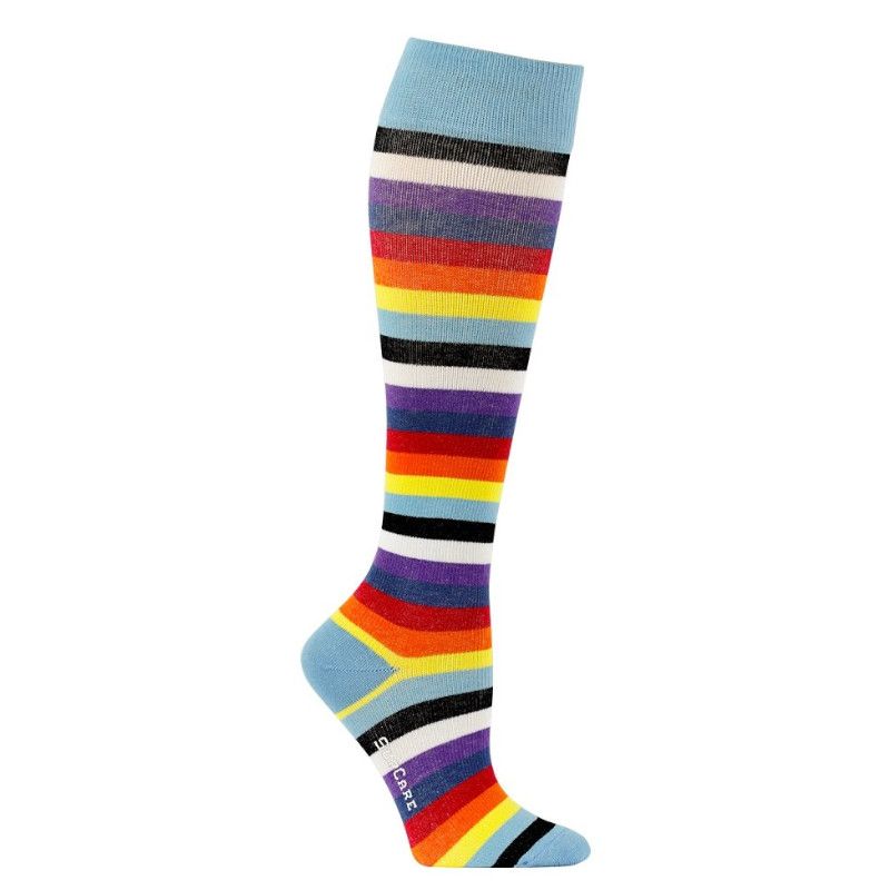 Kniestrümpfe mit bunten Querstreifen. Hellblauer Schaft und Fuß. Marke: SupCare. Mehrfarbige Streifen: Schwarz, Lila, Orange, Gelb, Blau, Rot.
