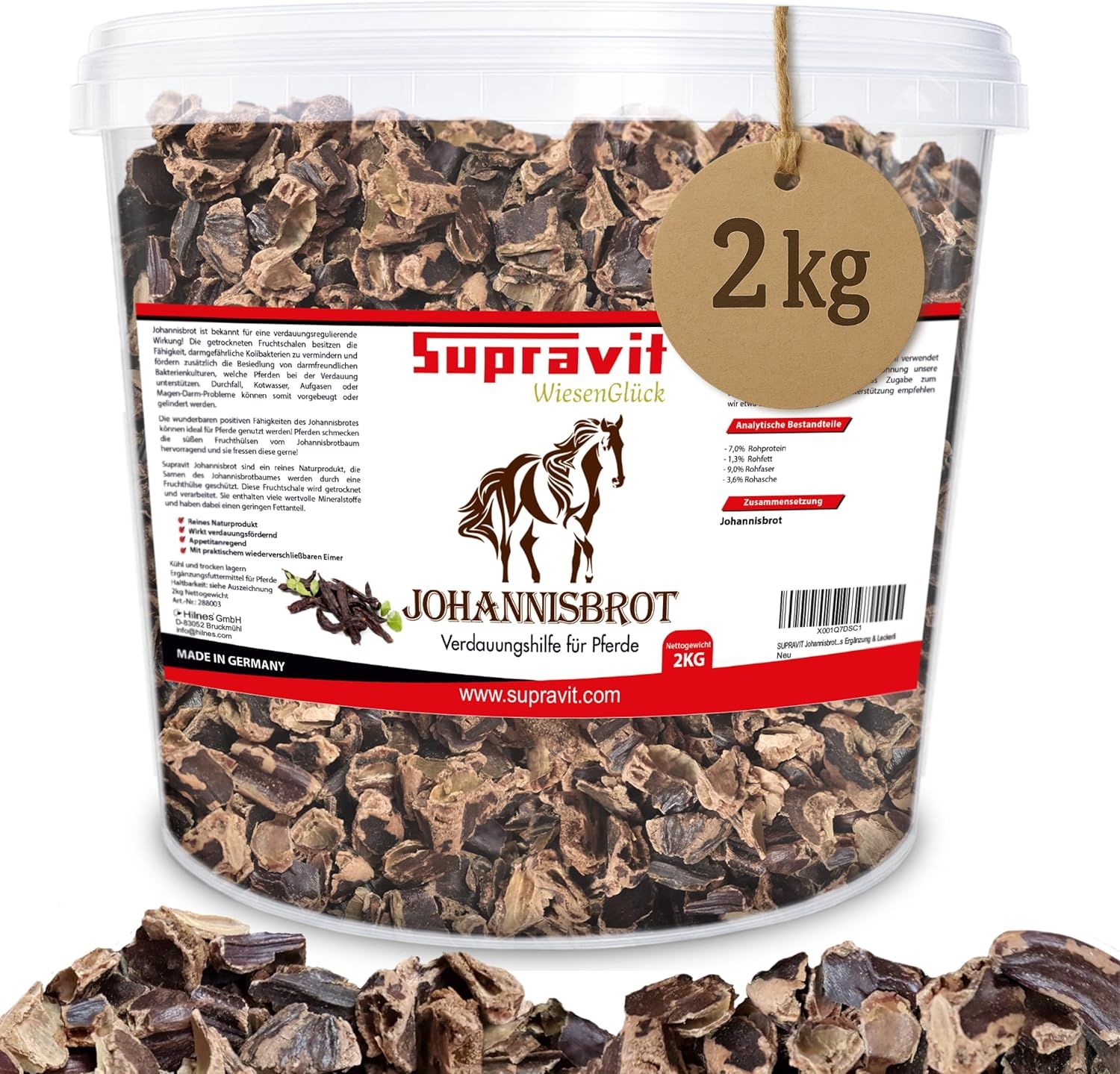 Transparenter Eimer mit Johannisbrot-Schoten. Aufschrift: Supravit, Johannisbrot, Verdauungshilfe für Pferde, 2kg.