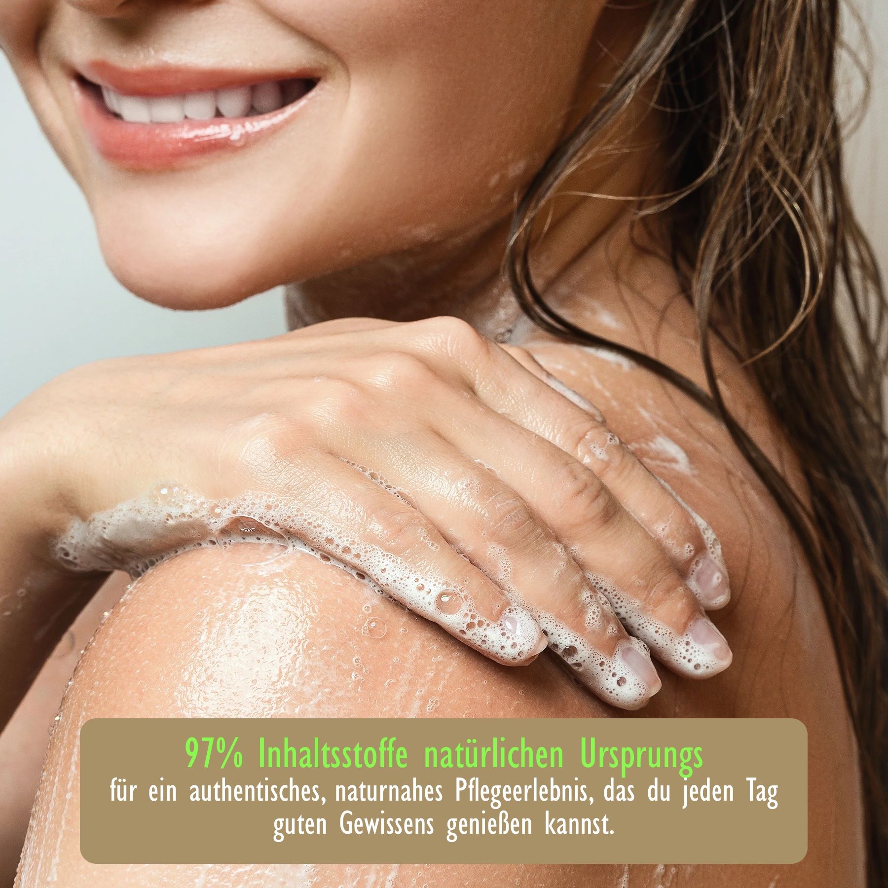 Nahaufnahme einer Frau, die sich mit Seife wäscht. Text: 97% Inhaltsstoffe natürlichen Ursprungs für ein authentisches Pflegeerlebnis.